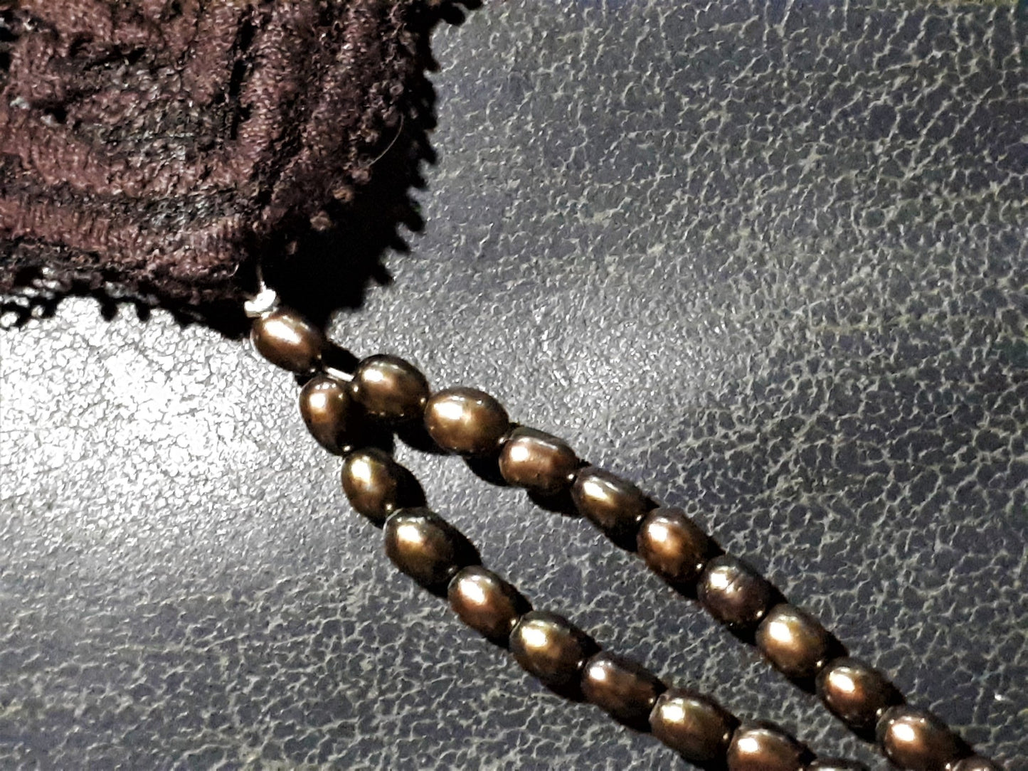 Perlenstring Unterwäsche für Damen sexy Dessous in dunkelbraun Slip aus elastischer Spitze echte braunen Süßwasserperlen - SEXSENSE