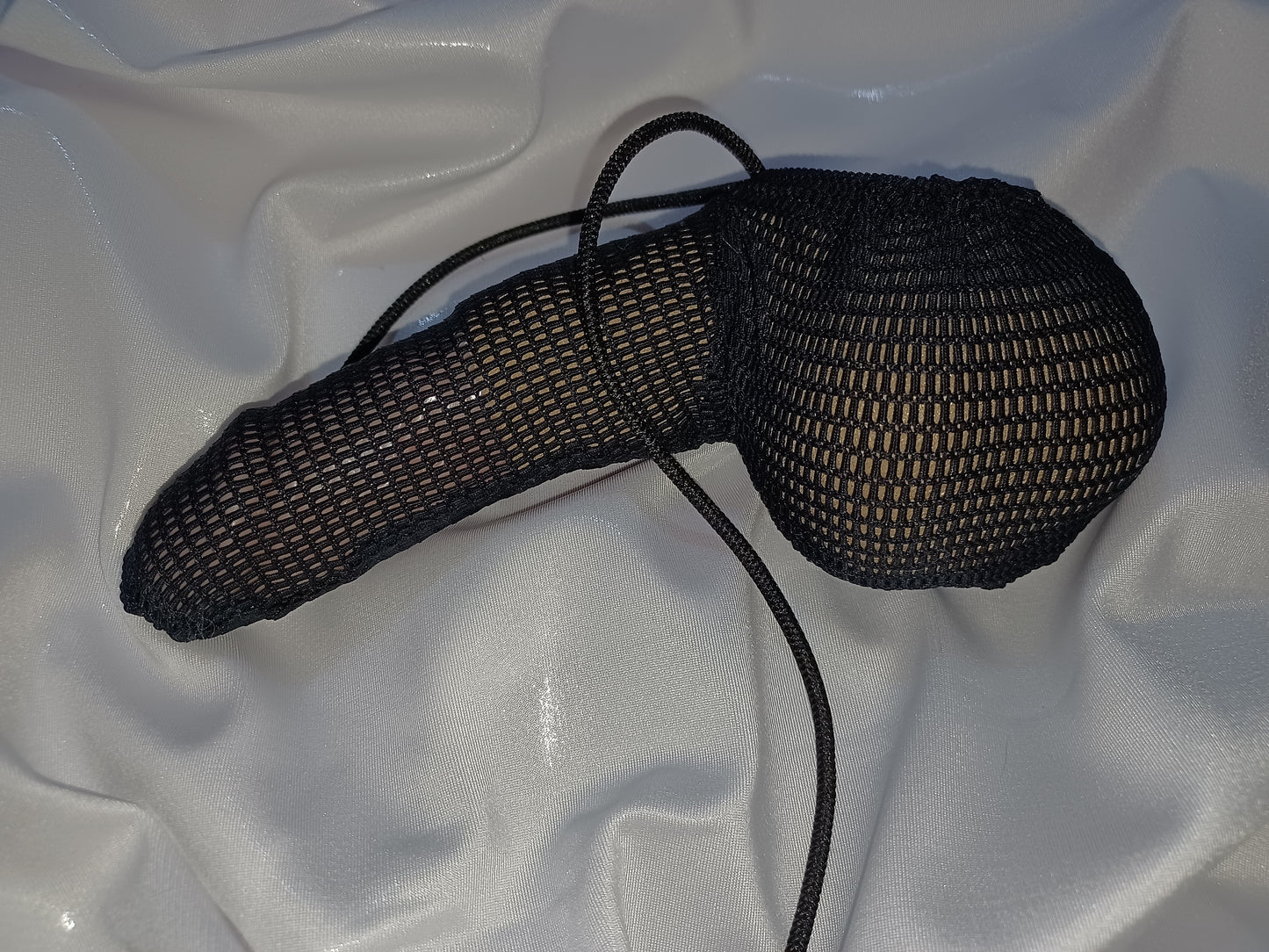 Schwarze Penissocke aus elastischem Mesh mit Gummibändel zum Schnüren