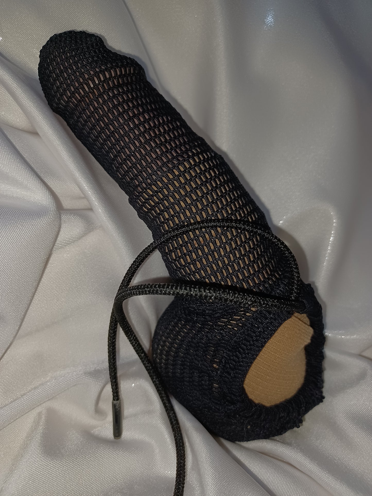 Schwarze Penissocke aus elastischem Mesh mit Gummibändel zum Schnüren