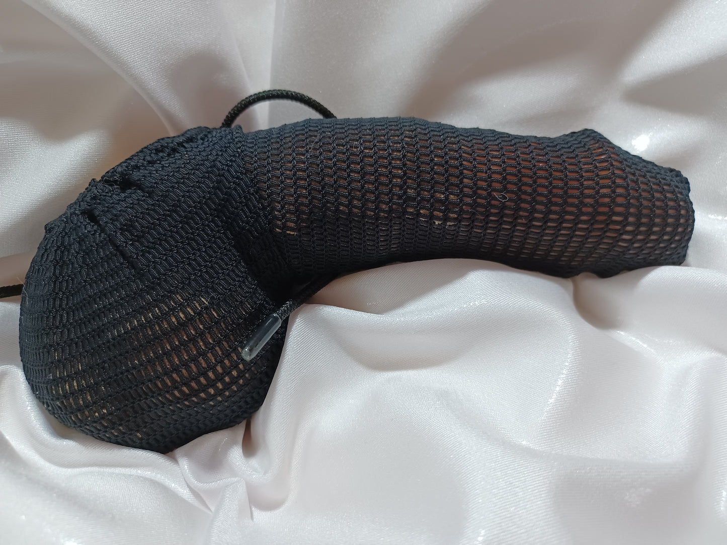 Schwarze Penissocke aus elastischem Mesh mit Gummibändel zum Schnüren