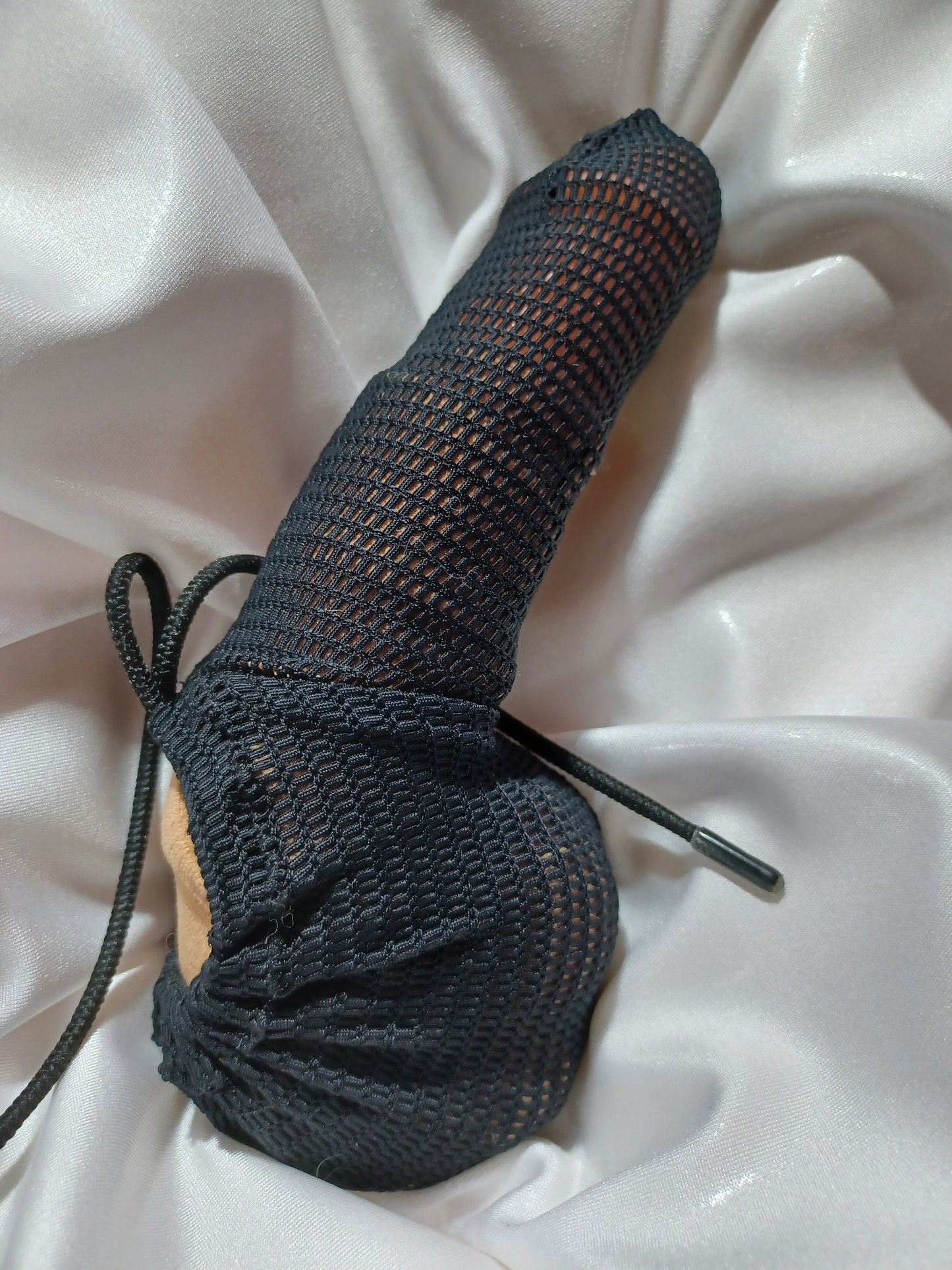 Schwarze Penissocke aus elastischem Mesh mit Gummibändel zum Schnüren