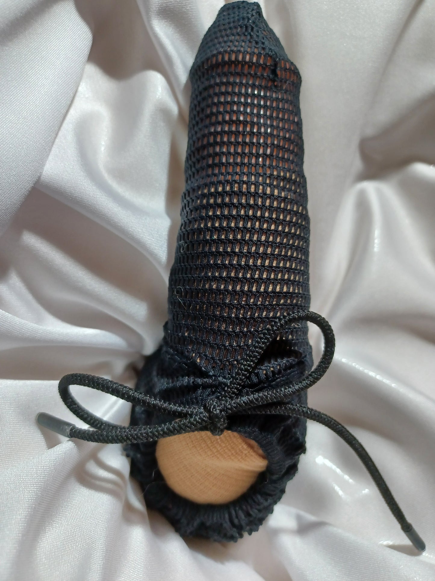 Schwarze Penissocke aus elastischem Mesh mit Gummibändel zum Schnüren