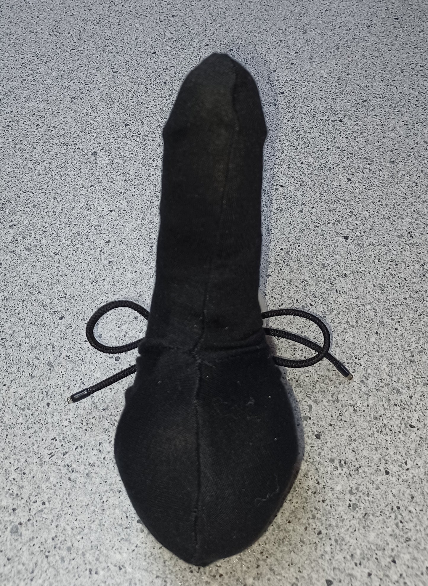 matt schwarze Penissocke aus elastischem Modal vorne geschlossen mit Gummibändel zum Schnüren