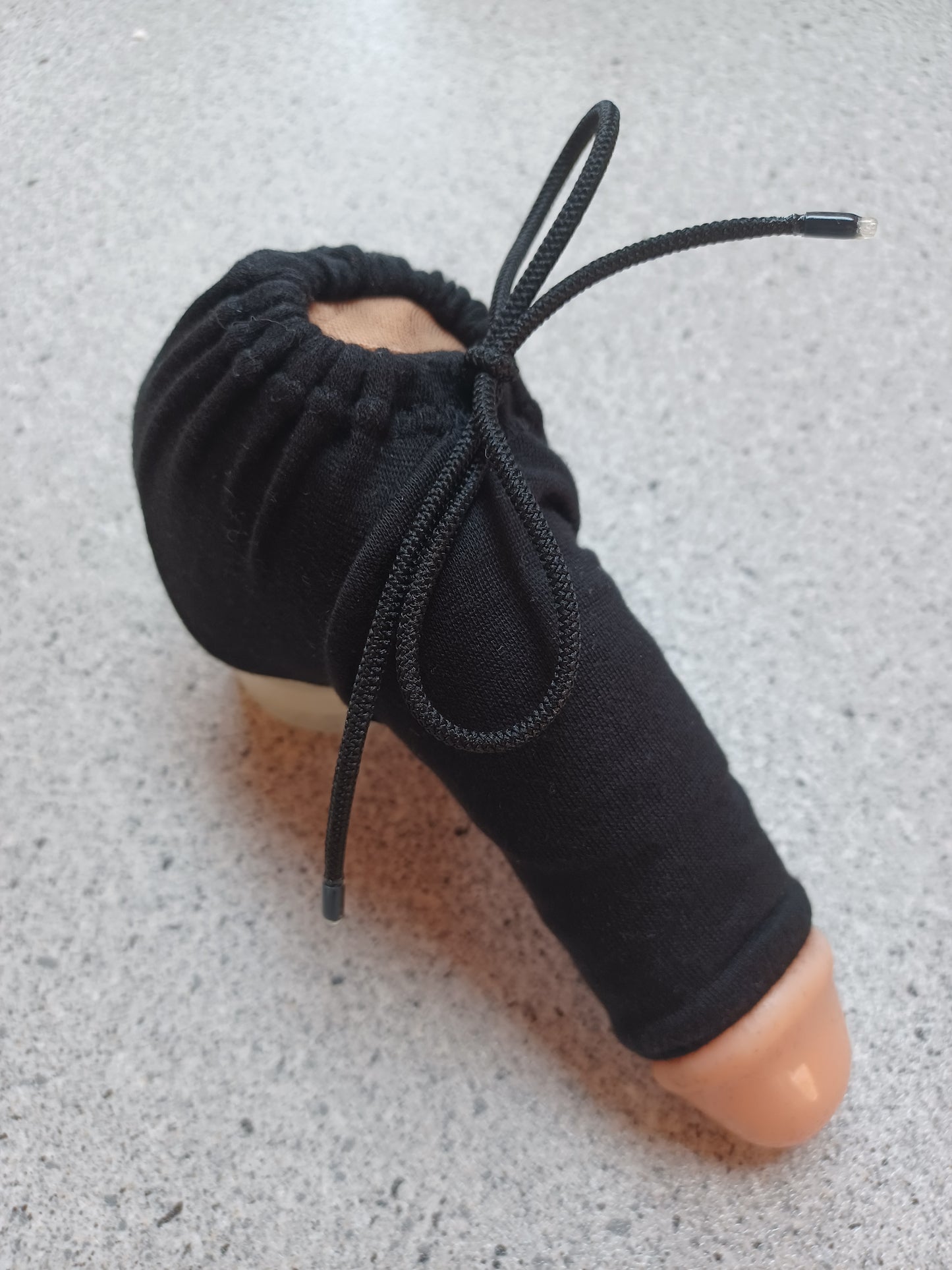 matt schwarze Penissocke aus elastischem Modal vorne offen mit Gummibändel zum Schnüren