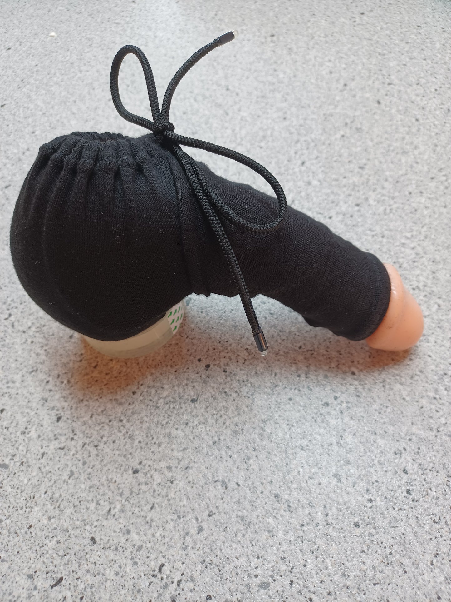 matt schwarze Penissocke aus elastischem Modal vorne offen mit Gummibändel zum Schnüren