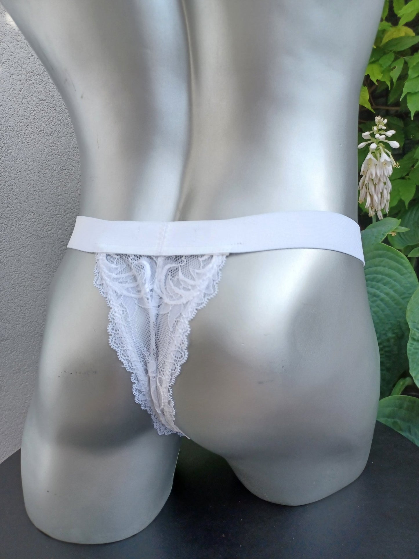 Herren Corsagen - String weiß französische Spitze sexy Dessous en Vogue Front geschnürt - SEXSENSE