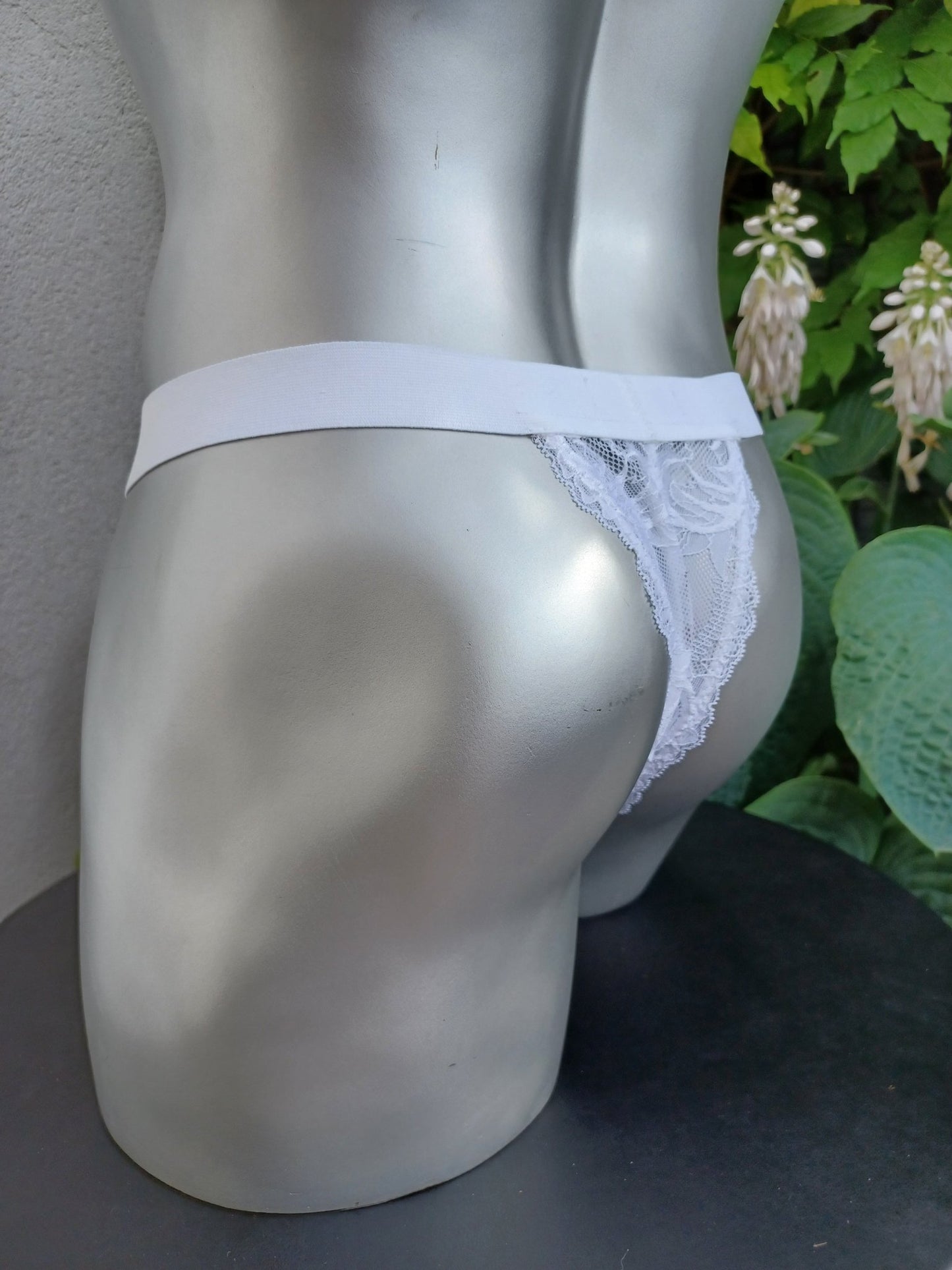 Herren Corsagen - String weiß französische Spitze sexy Dessous en Vogue Front geschnürt - SEXSENSE