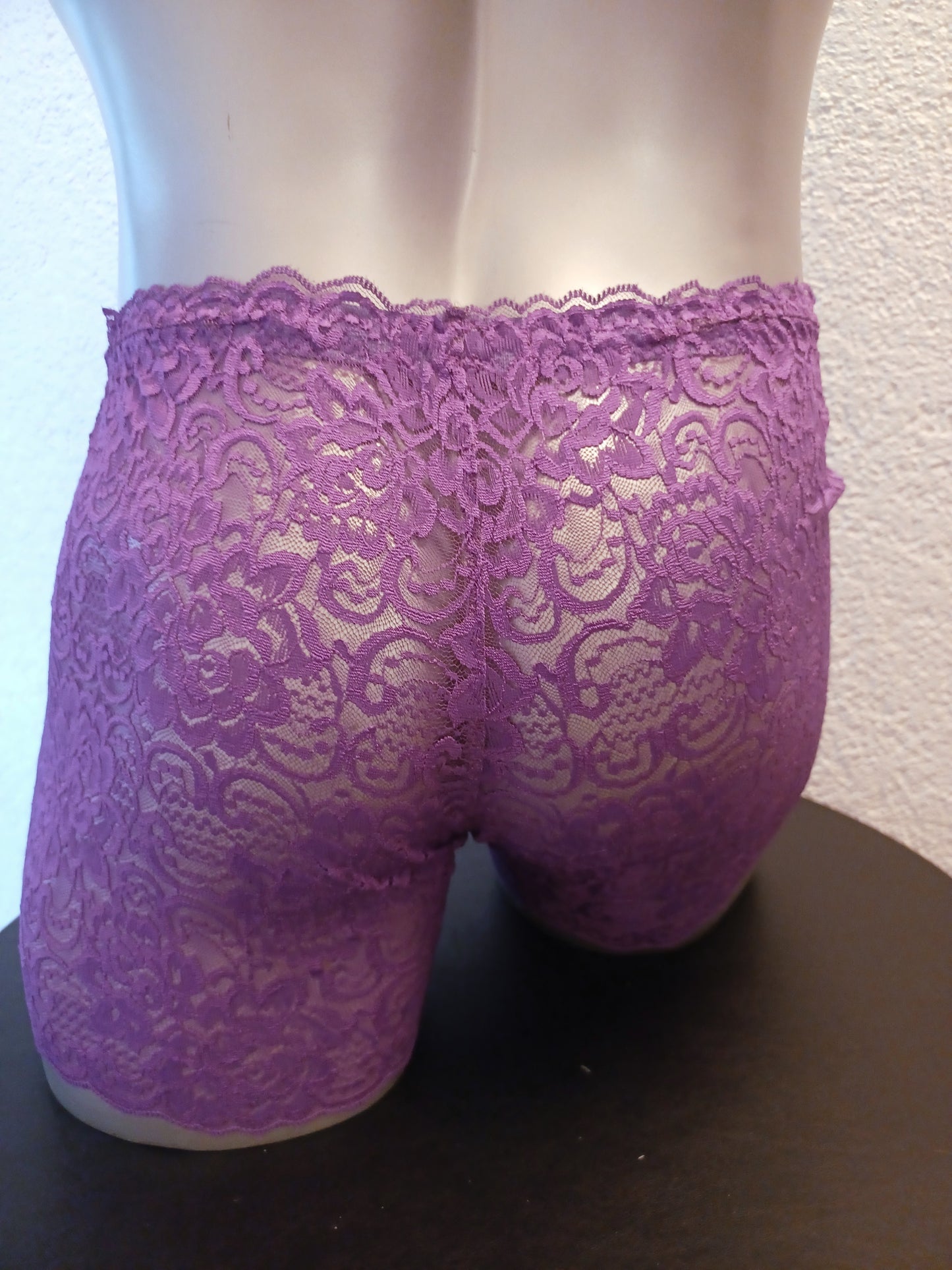 Edle, feminine Boxershorts in lila aus zarter elastischer transparenter Spitze. Der Bund und die Bein haben eine Bogenabschlusskante. Push-up und Silikon Cockring werden auf Wunsch eingearbeitet.