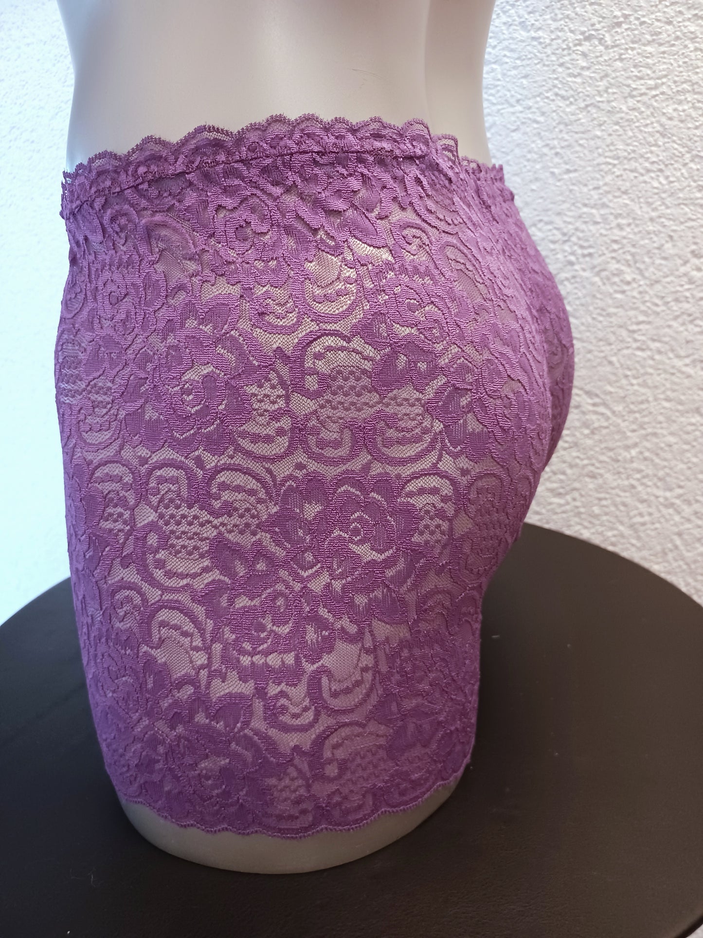 Edle, feminine Boxershorts in lila aus zarter elastischer transparenter Spitze. Der Bund und die Bein haben eine Bogenabschlusskante. Push-up und Silikon Cockring werden auf Wunsch eingearbeitet.