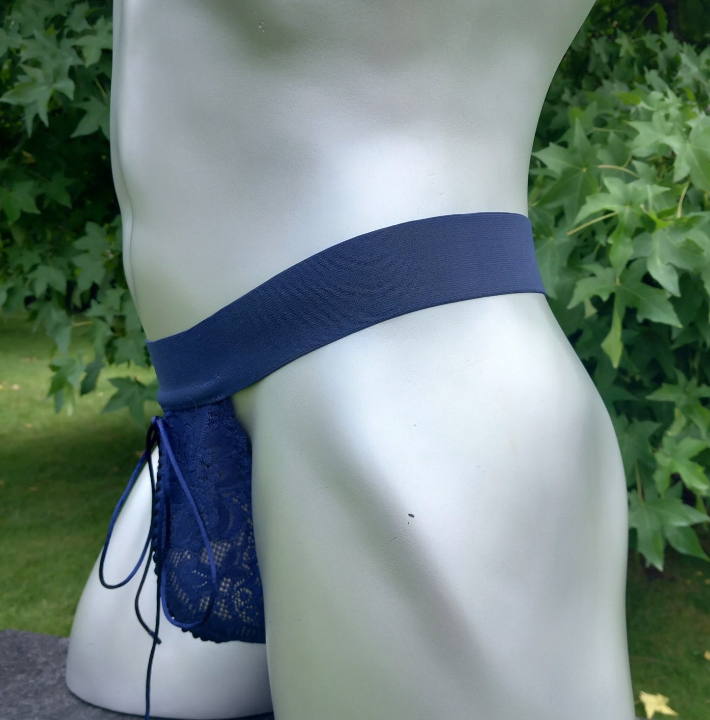 Herren Corsagen - String dunkelblau französische Spitze sexy Dessous en Vogue Front geschnürt - SEXSENSE