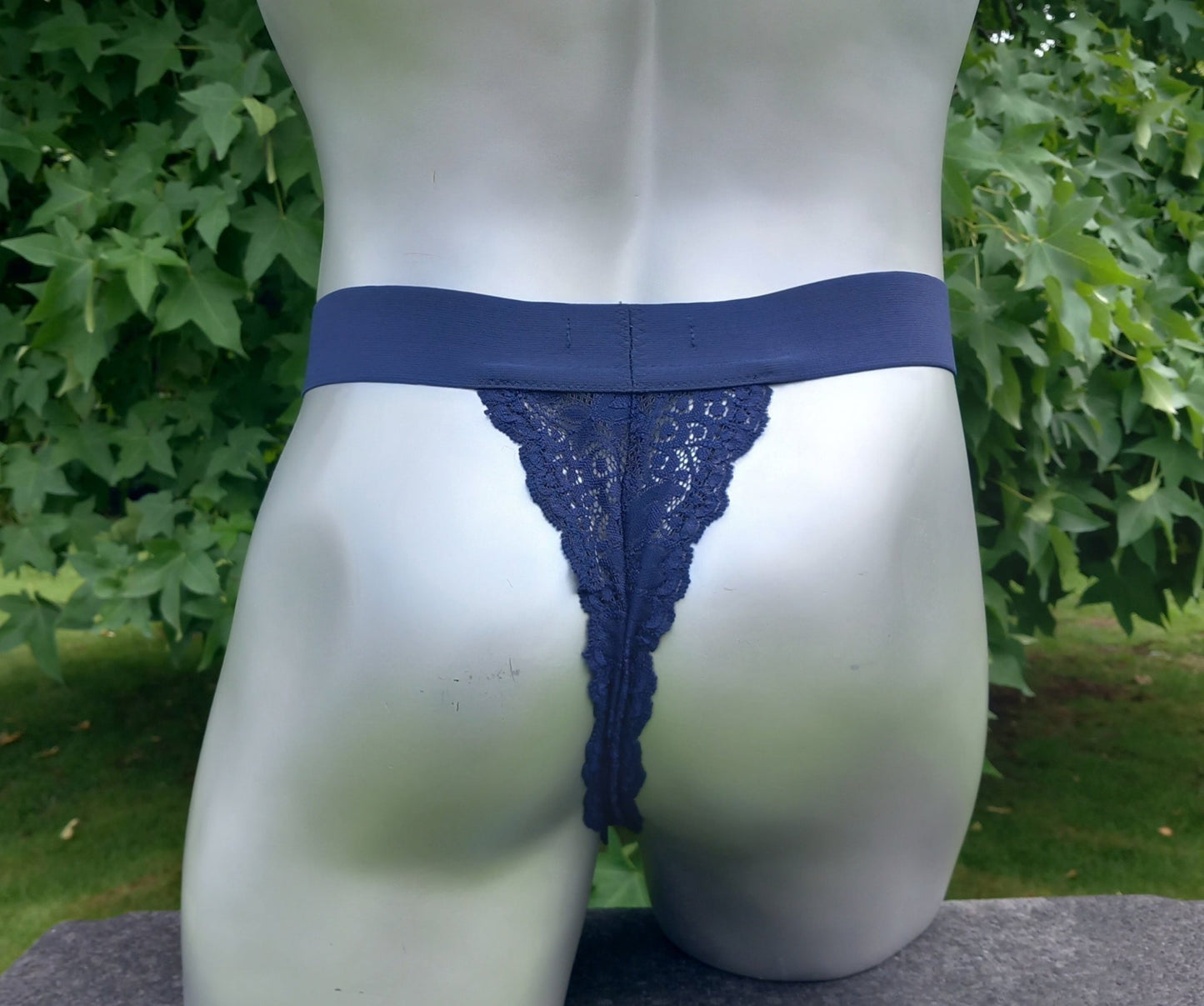 Herren Corsagen - String dunkelblau französische Spitze sexy Dessous en Vogue Front geschnürt - SEXSENSE