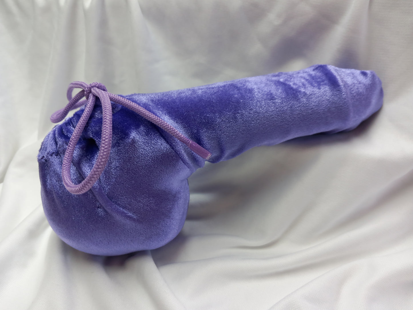 Penissocke aus elastischem lila Lycra Samt. Vorne geschlossen mit Gummibändel zum Schnüren