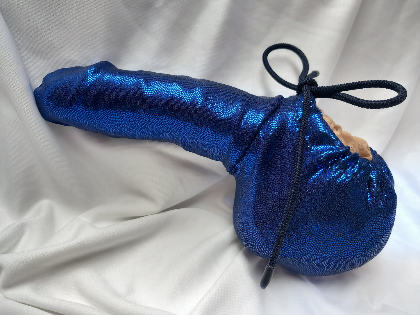 Penissocke aus elastischem Lycra in Royalblau Metallic. Vorne geschlossen mit Gummibändel zum Schnüren