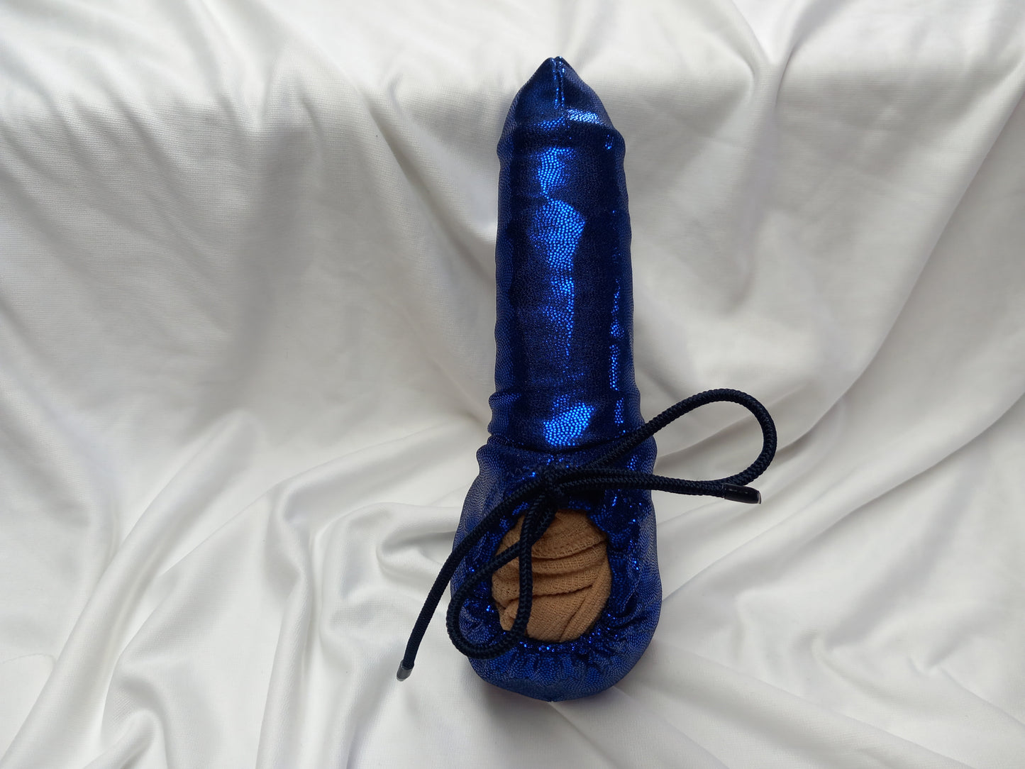 Penissocke aus elastischem Lycra in Royalblau Metallic. Vorne geschlossen mit Gummibändel zum Schnüren