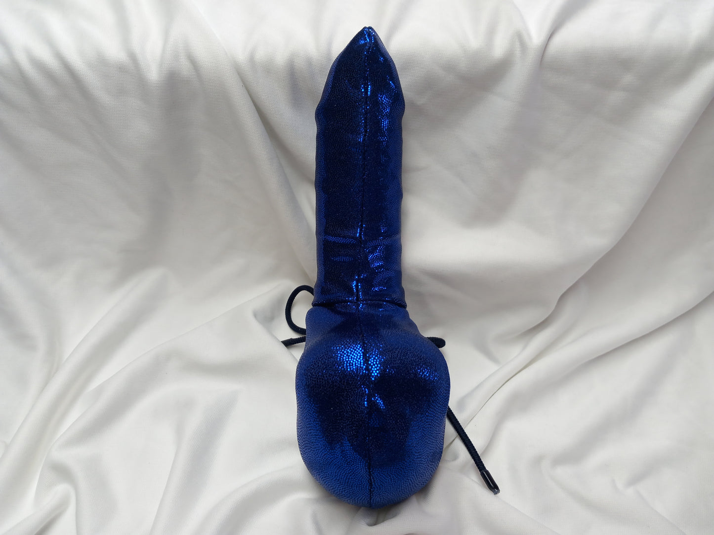 Penissocke aus elastischem Lycra in Royalblau Metallic. Vorne geschlossen mit Gummibändel zum Schnüren