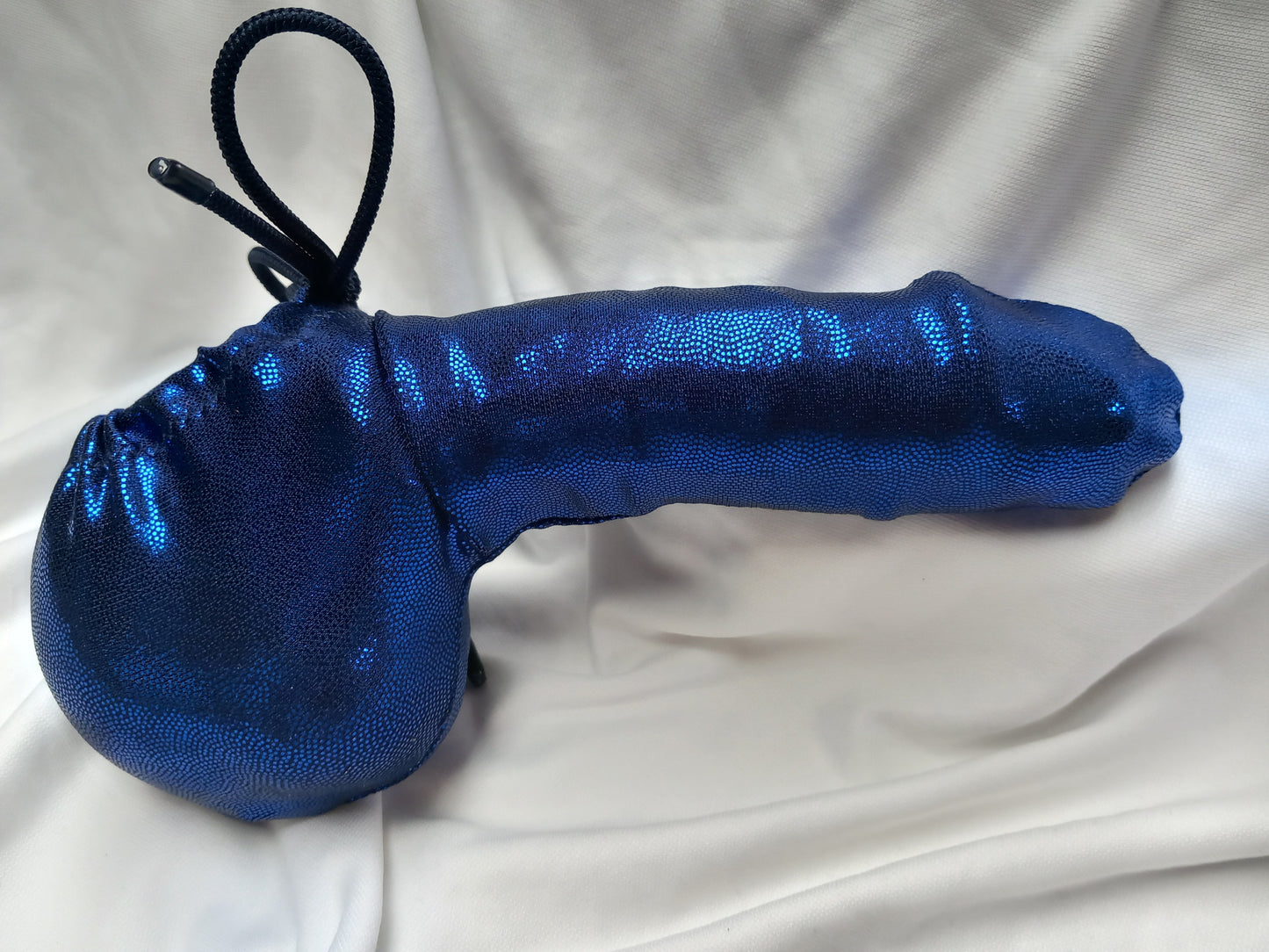 Penissocke aus elastischem Lycra in Royalblau Metallic. Vorne geschlossen mit Gummibändel zum Schnüren