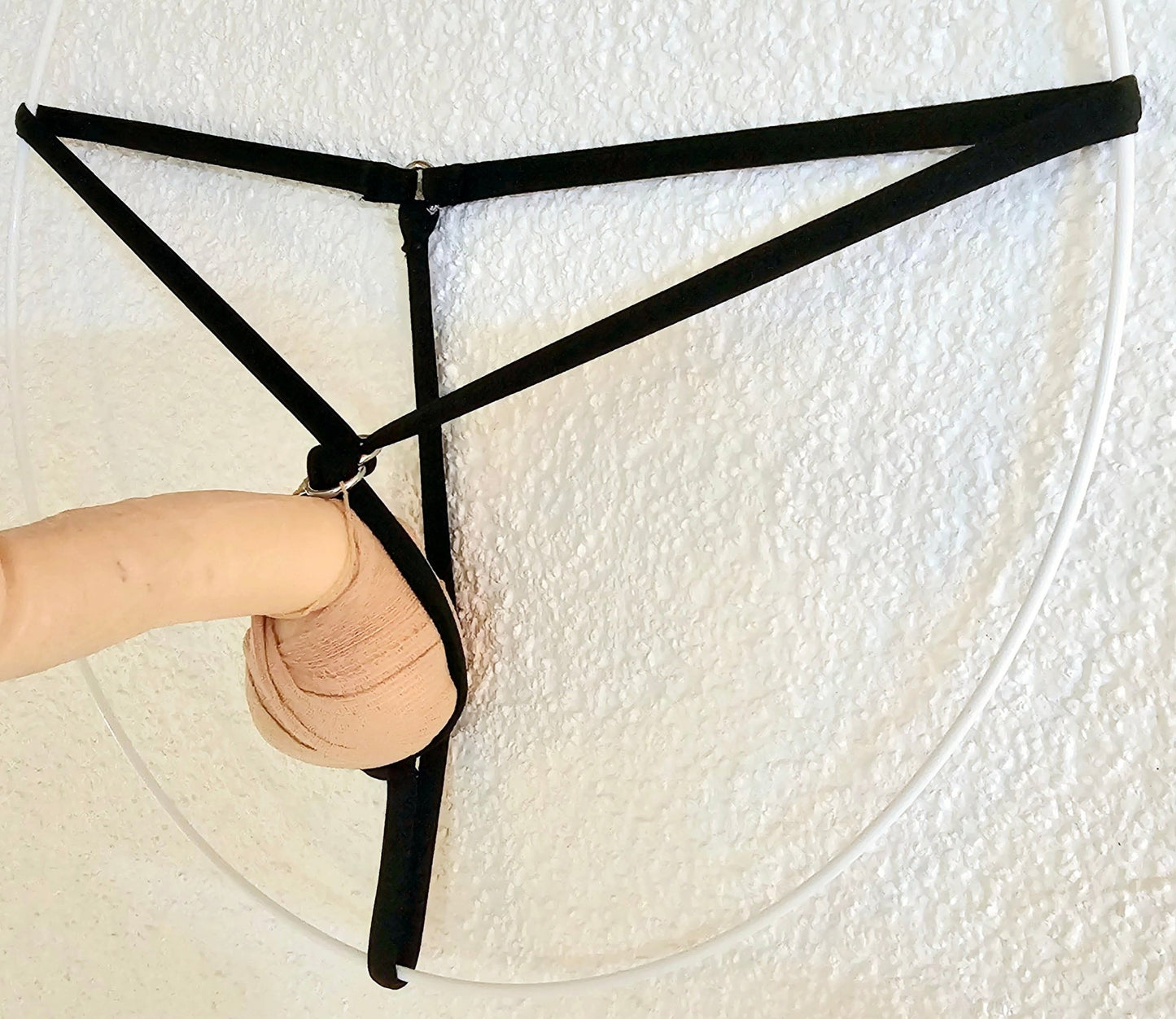 SWELL String mit Verstellschließe minimalistisch extrem elastisch push - up schwarz glänzender Lycra - SEXSENSE