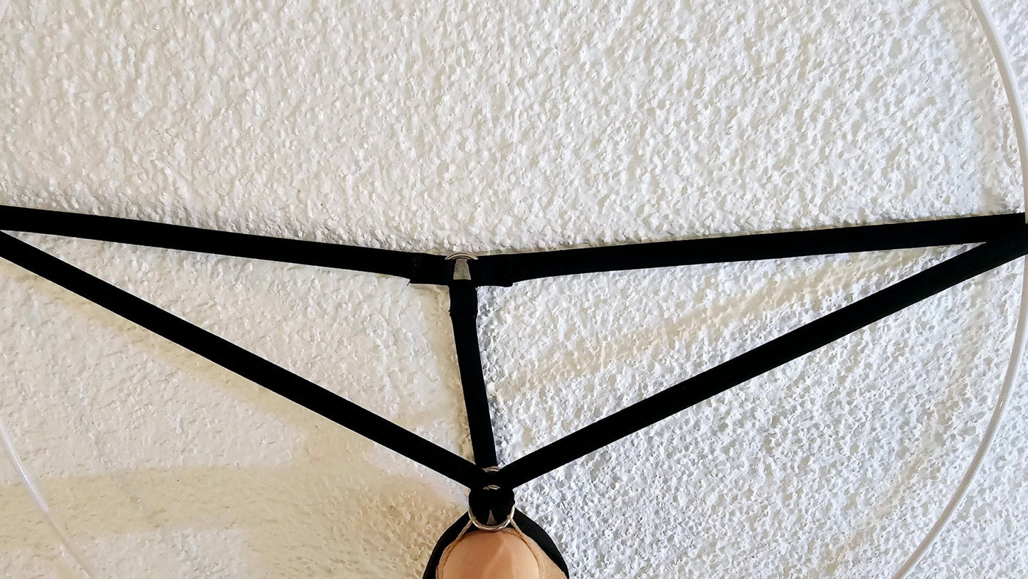 SWELL String mit Verstellschließe minimalistisch extrem elastisch push - up schwarz glänzender Lycra - SEXSENSE
