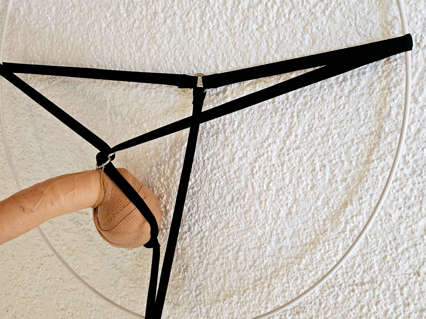 SWELL String mit Verstellschließe minimalistisch extrem elastisch push - up schwarz glänzender Lycra - SEXSENSE