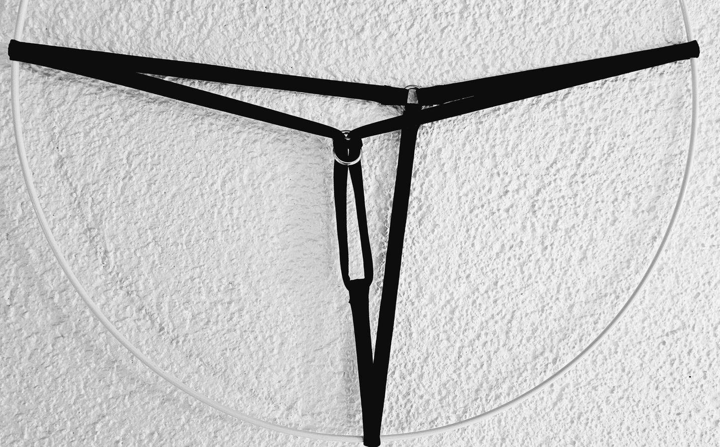 SWELL String mit Verstellschließe minimalistisch extrem elastisch push - up schwarz glänzender Lycra - SEXSENSE