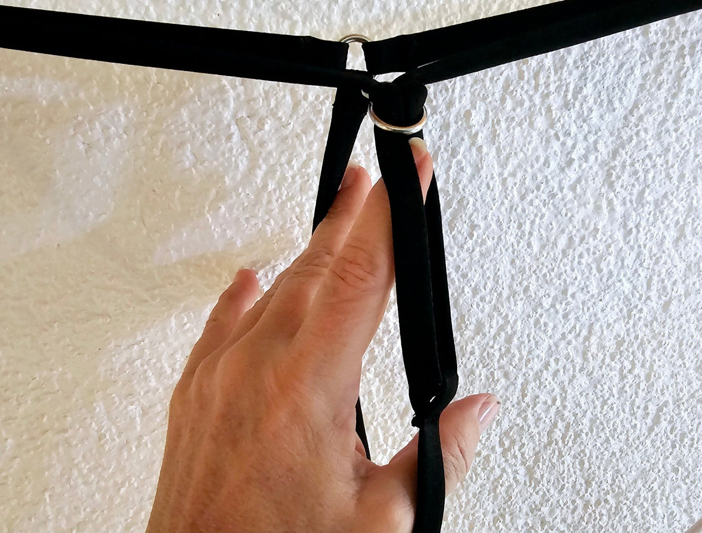 SWELL String mit Verstellschließe minimalistisch extrem elastisch push - up schwarz glänzender Lycra - SEXSENSE