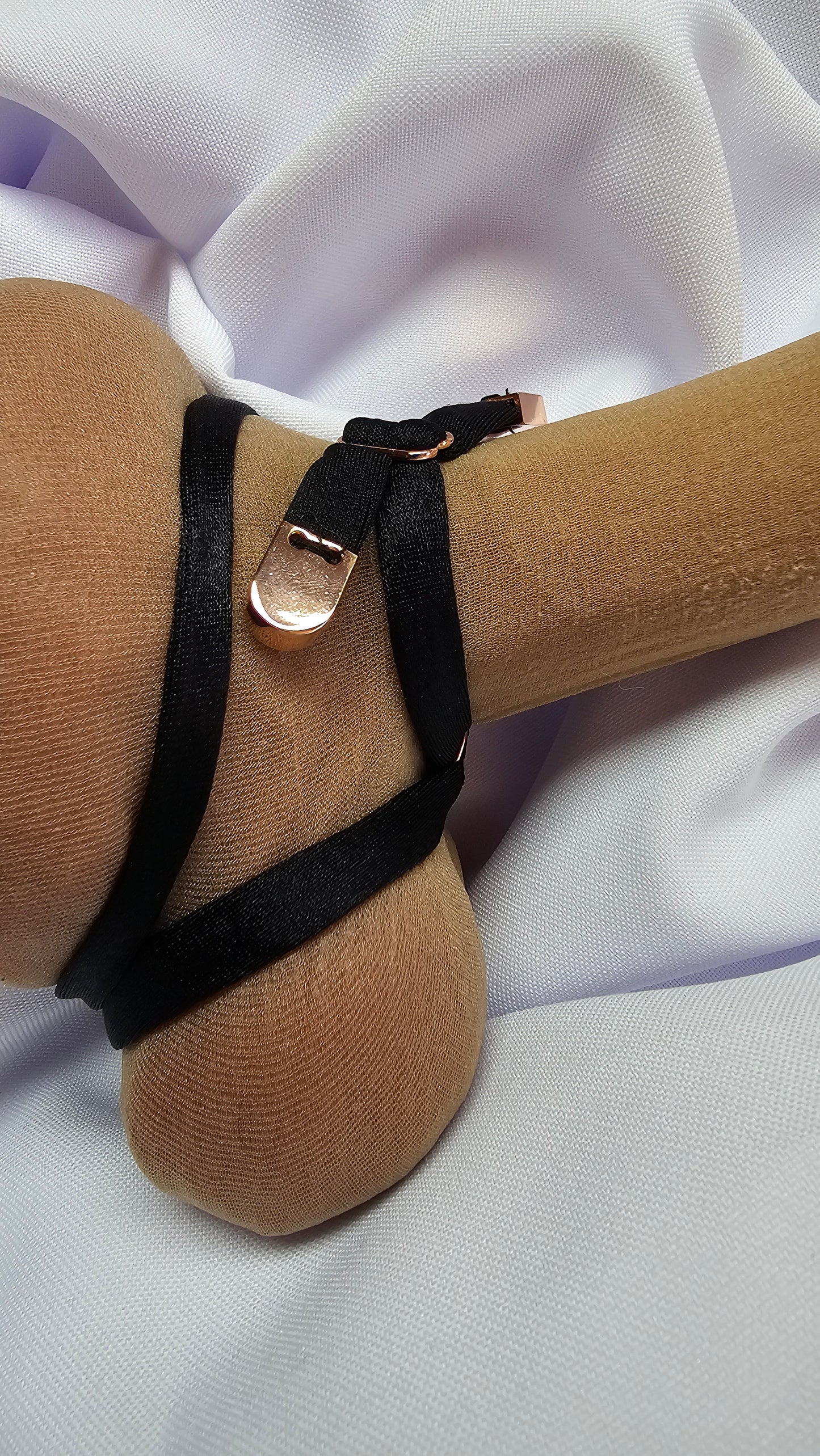 Super softer Cockring aus drei verstellbaren Schlaufen mit Schiebereglern und Endkappen aus nickelfreiem Metall
