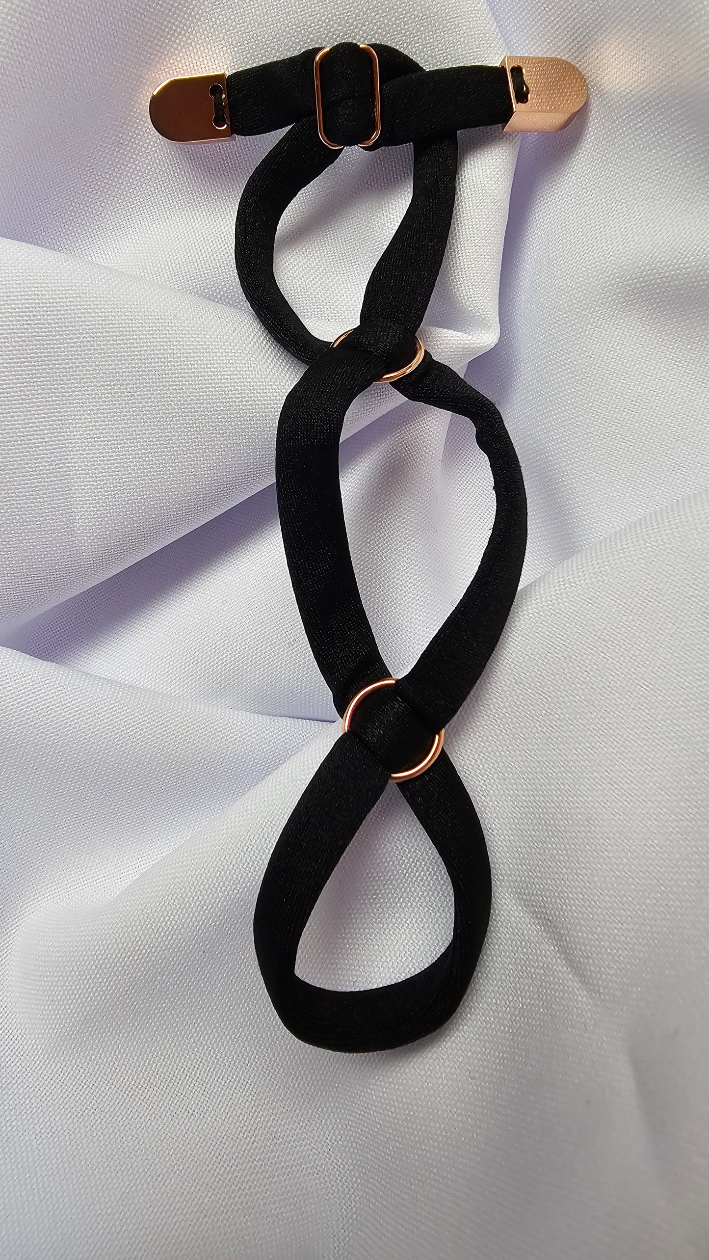 Super softer Cockring aus drei verstellbaren Schlaufen mit Schiebereglern und Endkappen aus nickelfreiem Metall