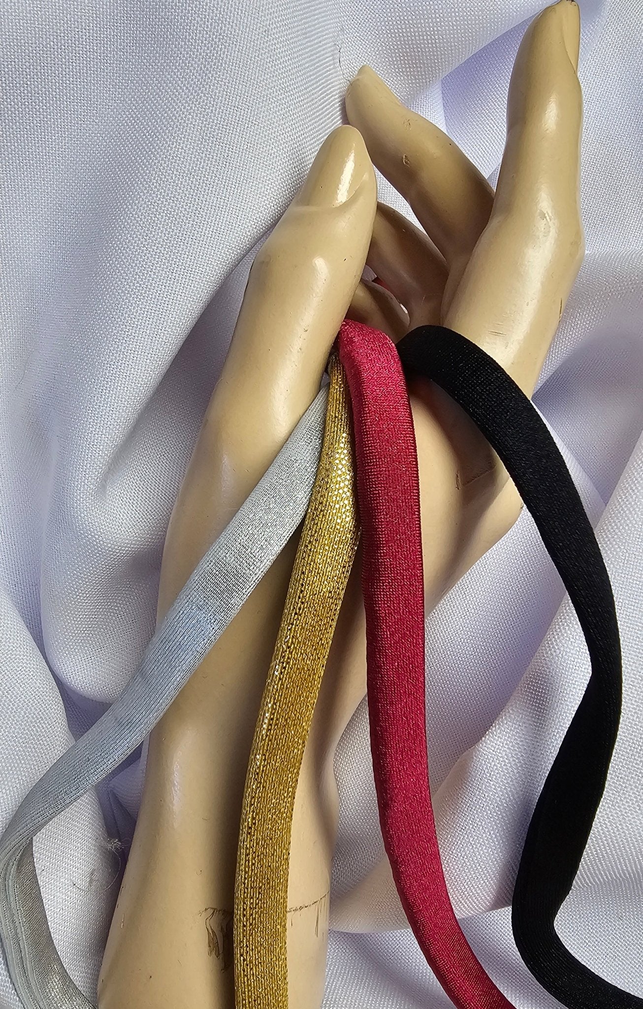 SWELL String mit Verstellschließe minimalistisch extrem elastisch push - up schwarz glänzender Lycra - SEXSENSE