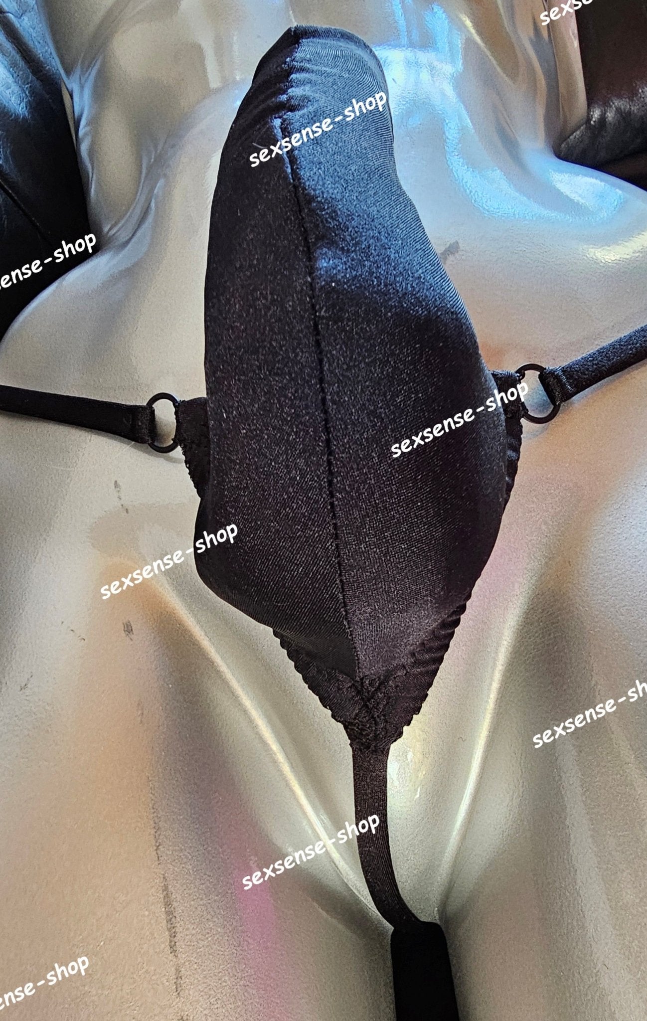 Stand - Up - String Prinz Albert minimalistisch elastisches Lycra Satan - Schwarz - SEXSENSE
