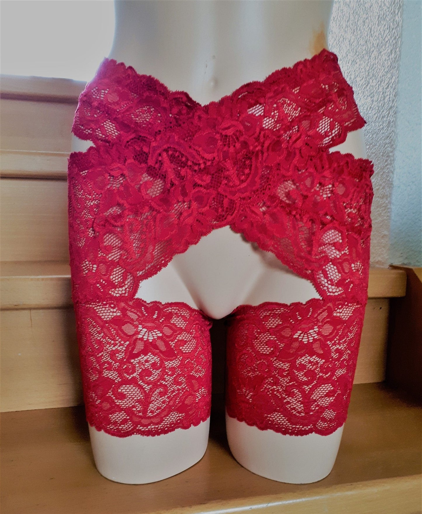 Stay Hip, Oberschenkelschoner elastische Spitze in rot Gr 36 - 42, Dessous, Lingerie, Strumpfband ouvert Maßgefertigt sexy Toy - SEXSENSE