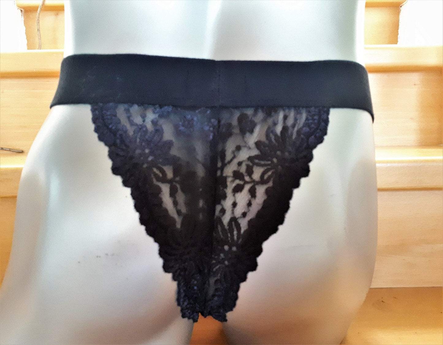 schwarzer Spitzen - String mit breitem Gummibund - SEXSENSE