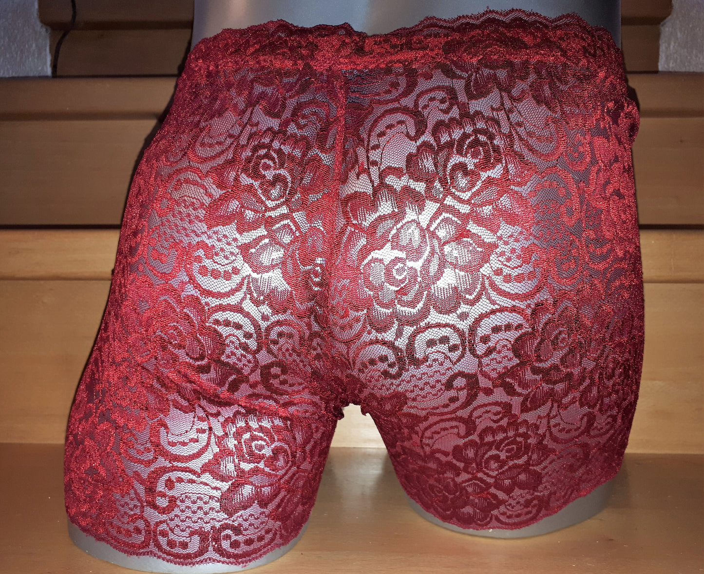 Edle, feminine Boxershorts in weiß aus zarter elastischer transparenter Spitze. Der Bund und die Bein haben eine Bogenabschlusskante. Push-up und Silikon Cockring werden auf Wunsch eingearbeitet.