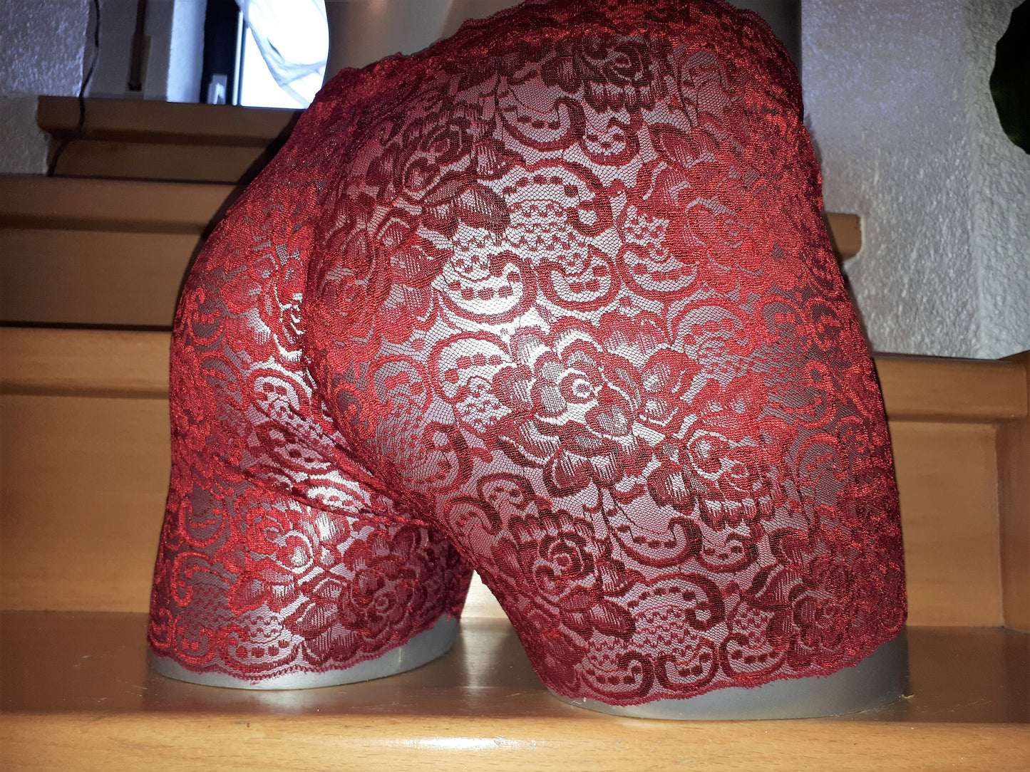 Edle, feminine Boxershorts in weiß aus zarter elastischer transparenter Spitze. Der Bund und die Bein haben eine Bogenabschlusskante. Push-up und Silikon Cockring werden auf Wunsch eingearbeitet.