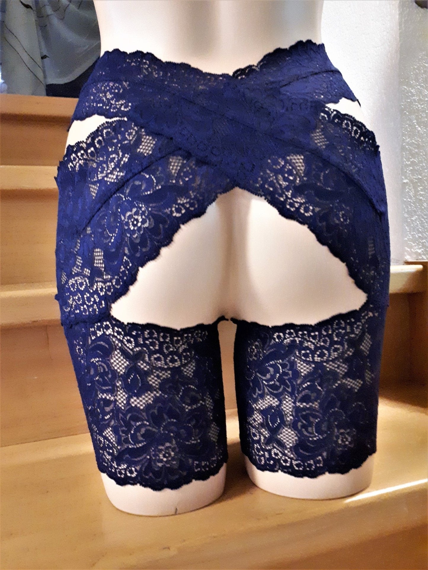 Stay Hip, Oberschenkelschoner elastische Spitze nachtblau glänzend Dessous, Lingerie, Strumpfband ouvert Maßanfertigung sexy Toy - SEXSENSE