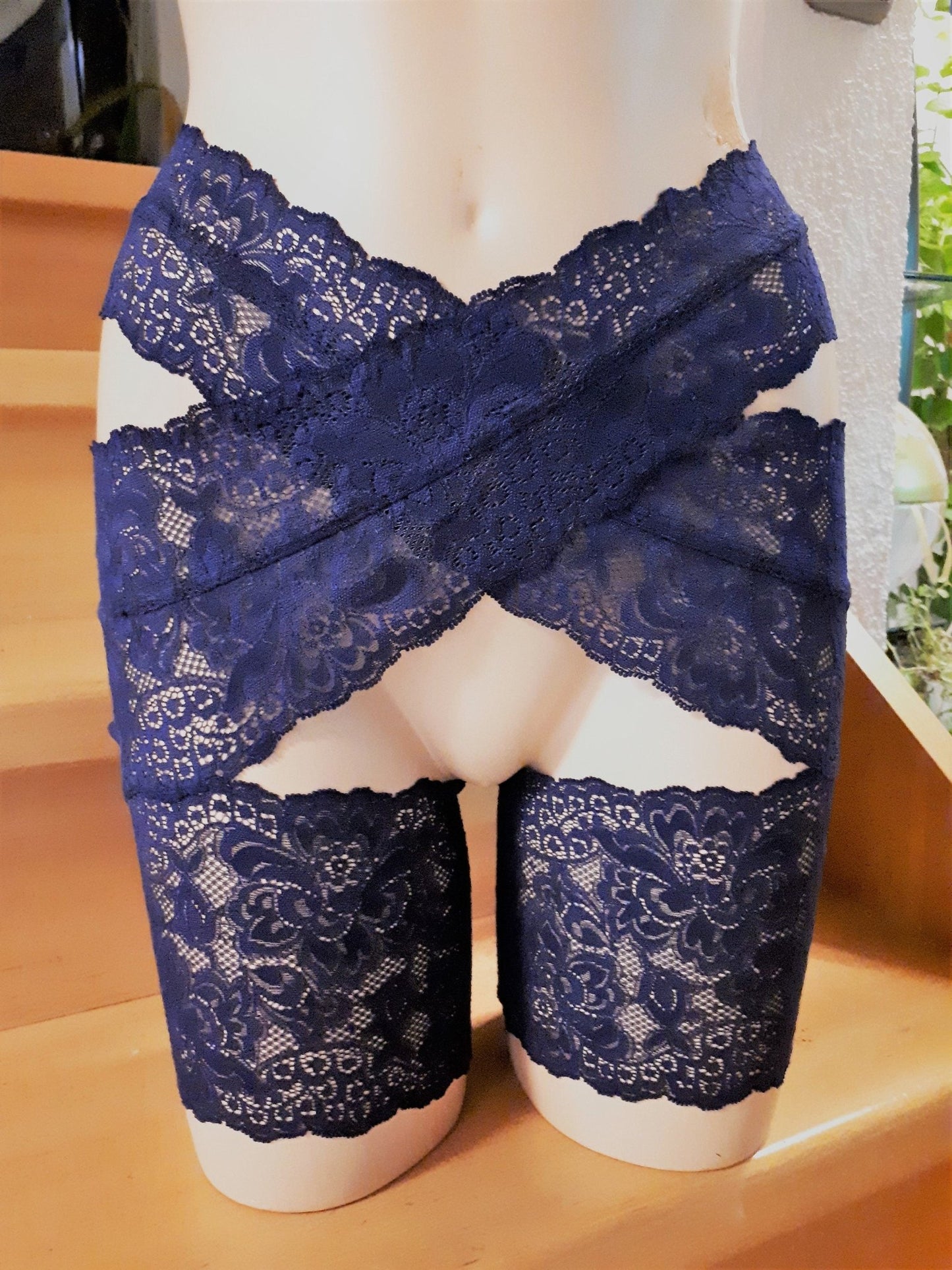 Stay Hip, Oberschenkelschoner elastische Spitze nachtblau glänzend Dessous, Lingerie, Strumpfband ouvert Maßanfertigung sexy Toy - SEXSENSE