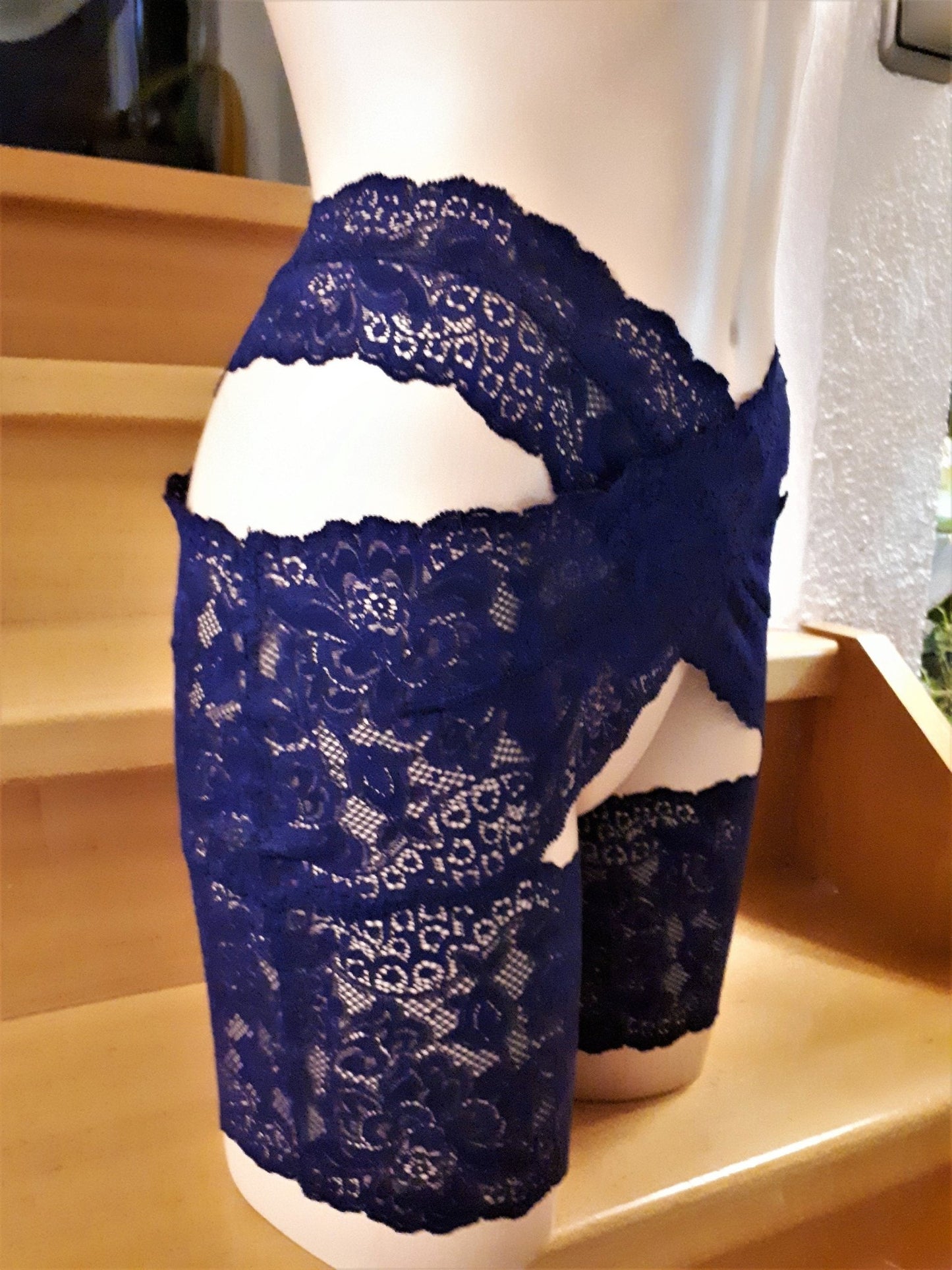 Stay Hip, Oberschenkelschoner elastische Spitze nachtblau glänzend Dessous, Lingerie, Strumpfband ouvert Maßanfertigung sexy Toy - SEXSENSE