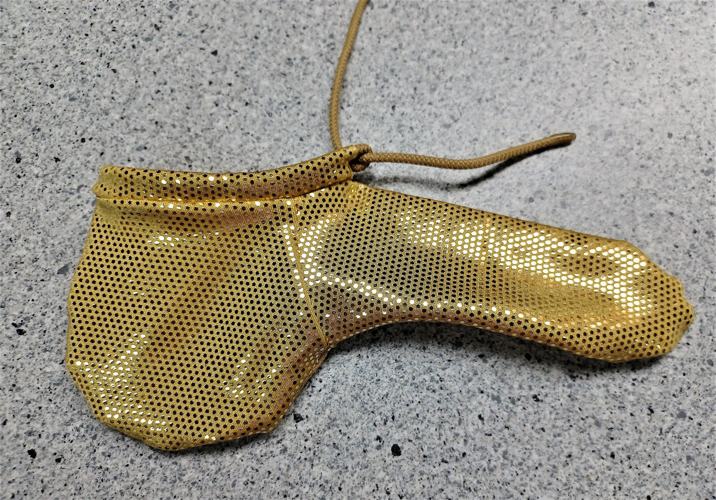 Goldene Penissocke aus elastischem Lycra, vorne geschlossen mit Gummibändel zum Schnüren