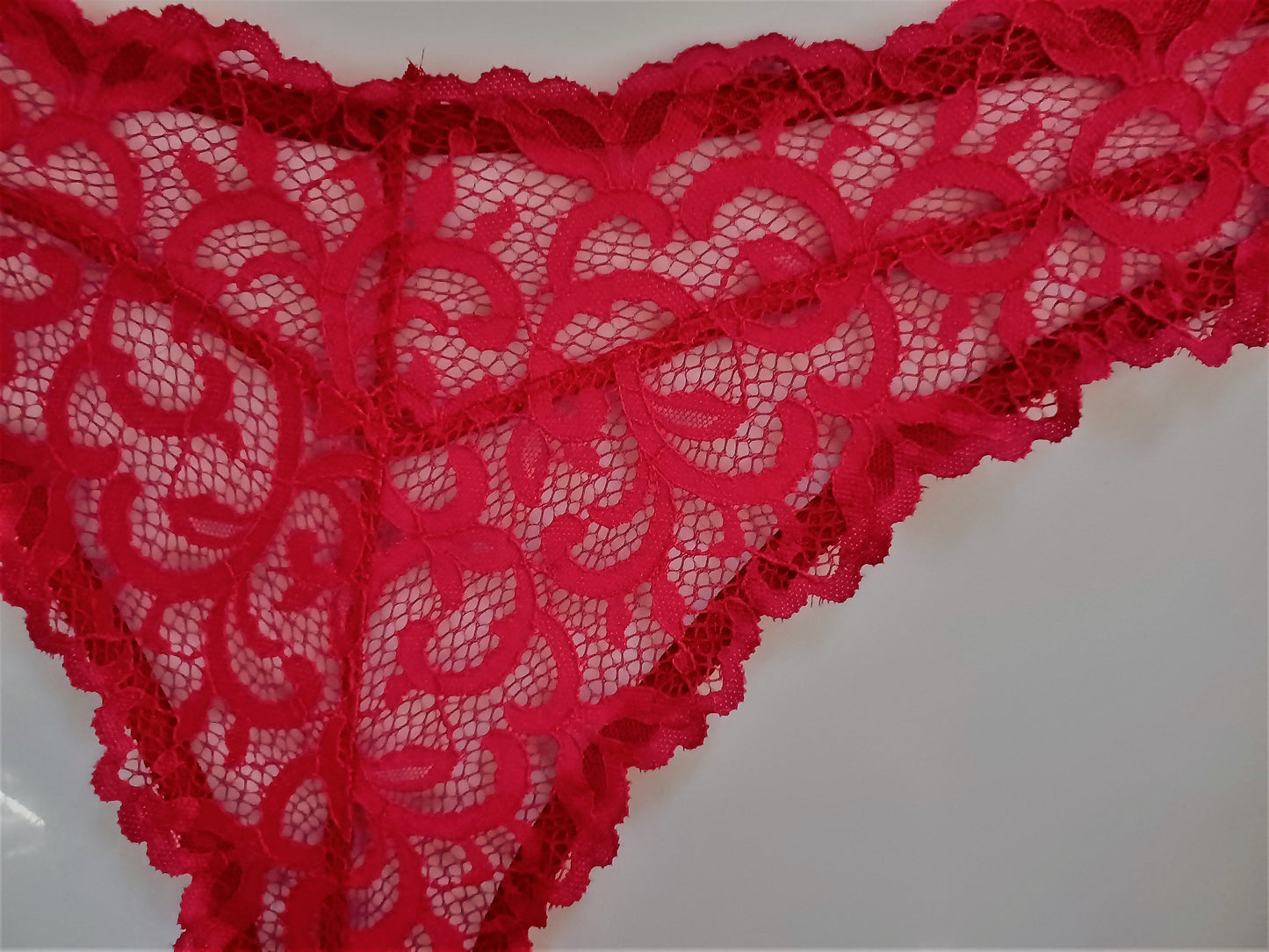 Tanga en rouge framboise taille 44-46 en dentelle française élastique avec gousset en coton unique