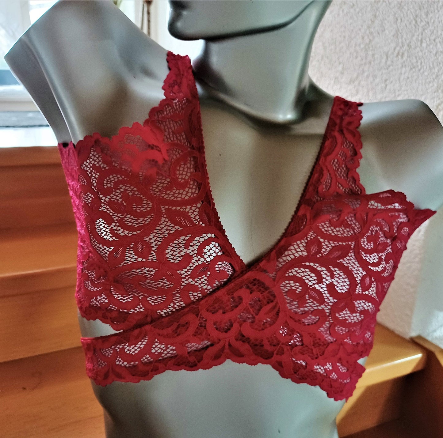 Elastisches, transparentes Bustier aus himbeerroter Spitze, mit einen sexy Look enganliegend und verführerisch. 2-teilig über Kreuz zu tragen.