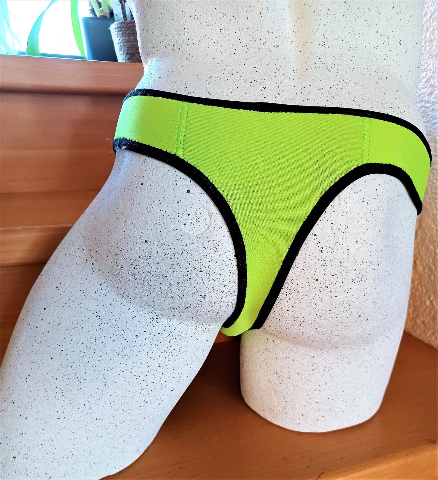 Neongelbe Herren Bade - String echtes 3mm NEOPREN Tauchsport - SEXSENSE
