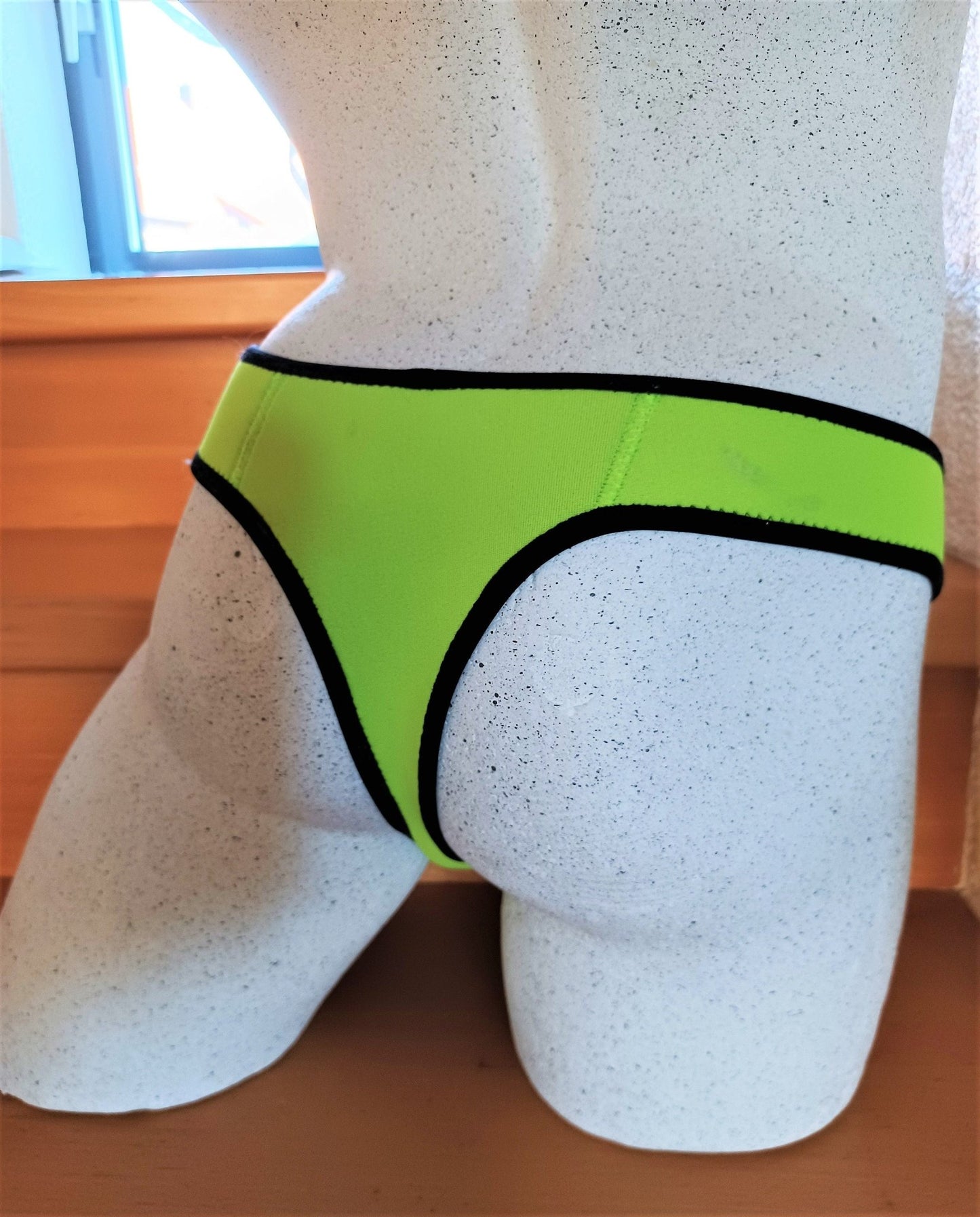 Neongelbe Herren Bade - String echtes 3mm NEOPREN Tauchsport - SEXSENSE