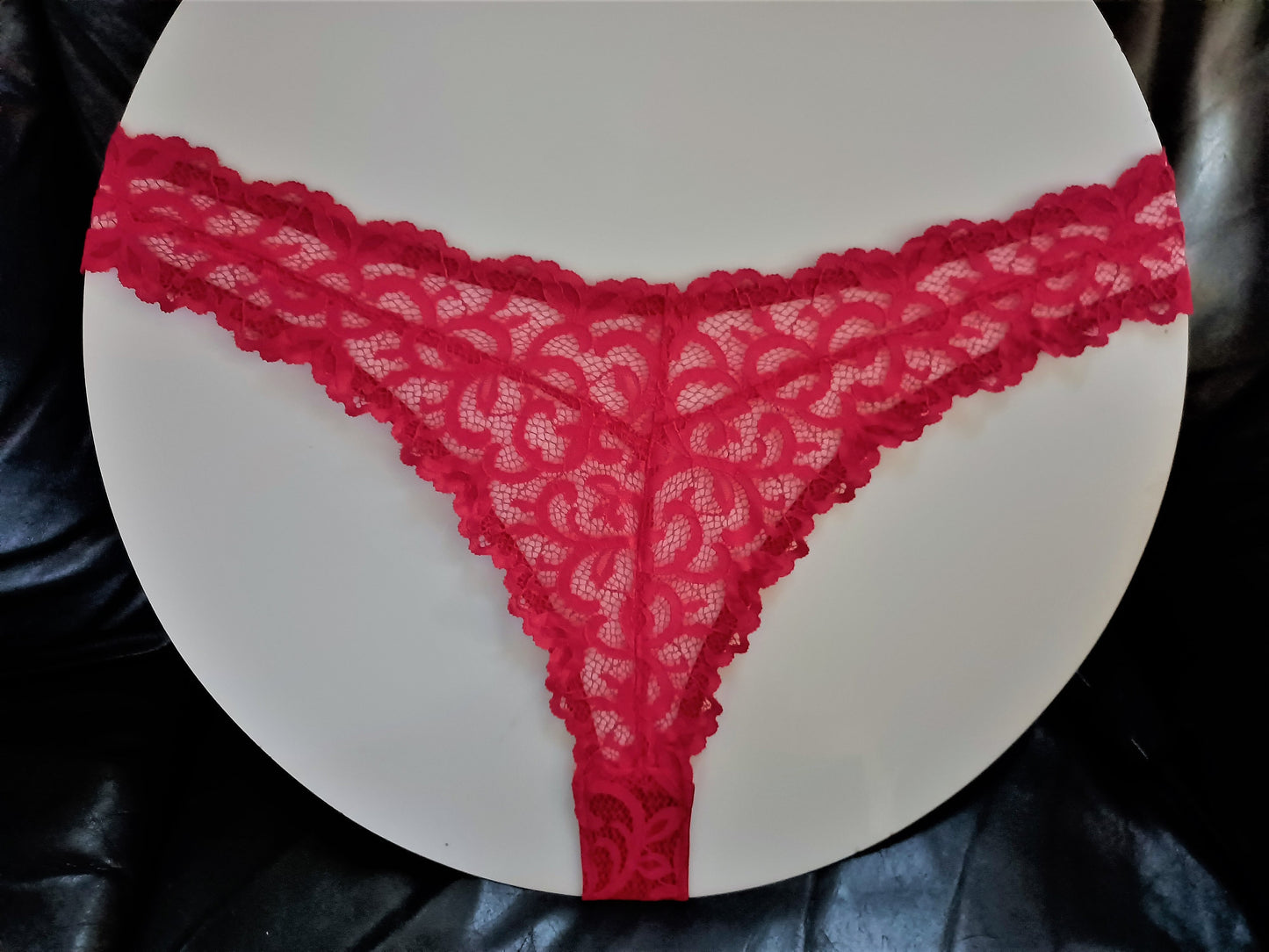 Tanga en rouge framboise taille 44-46 en dentelle française élastique avec gousset en coton unique