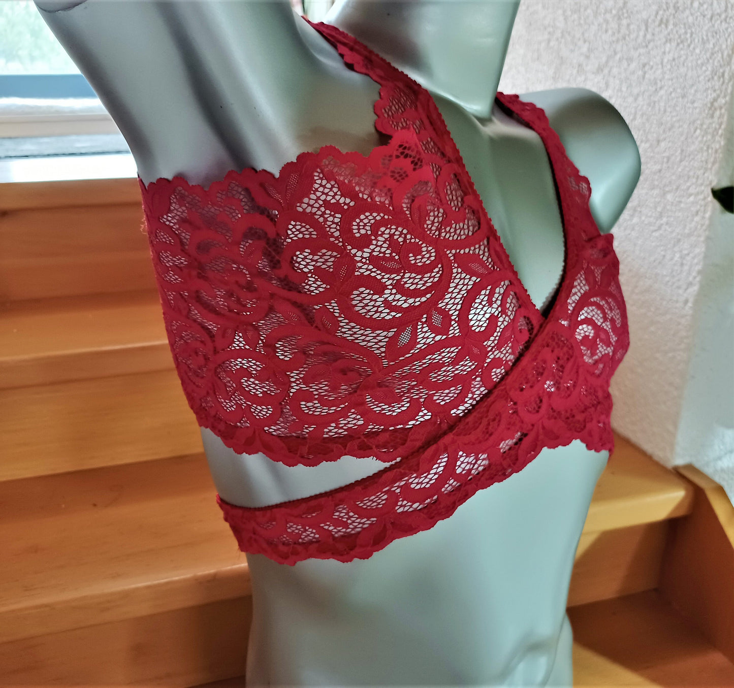 Elastisches, transparentes Bustier aus himbeerroter Spitze, mit einen sexy Look enganliegend und verführerisch. 2-teilig über Kreuz zu tragen.