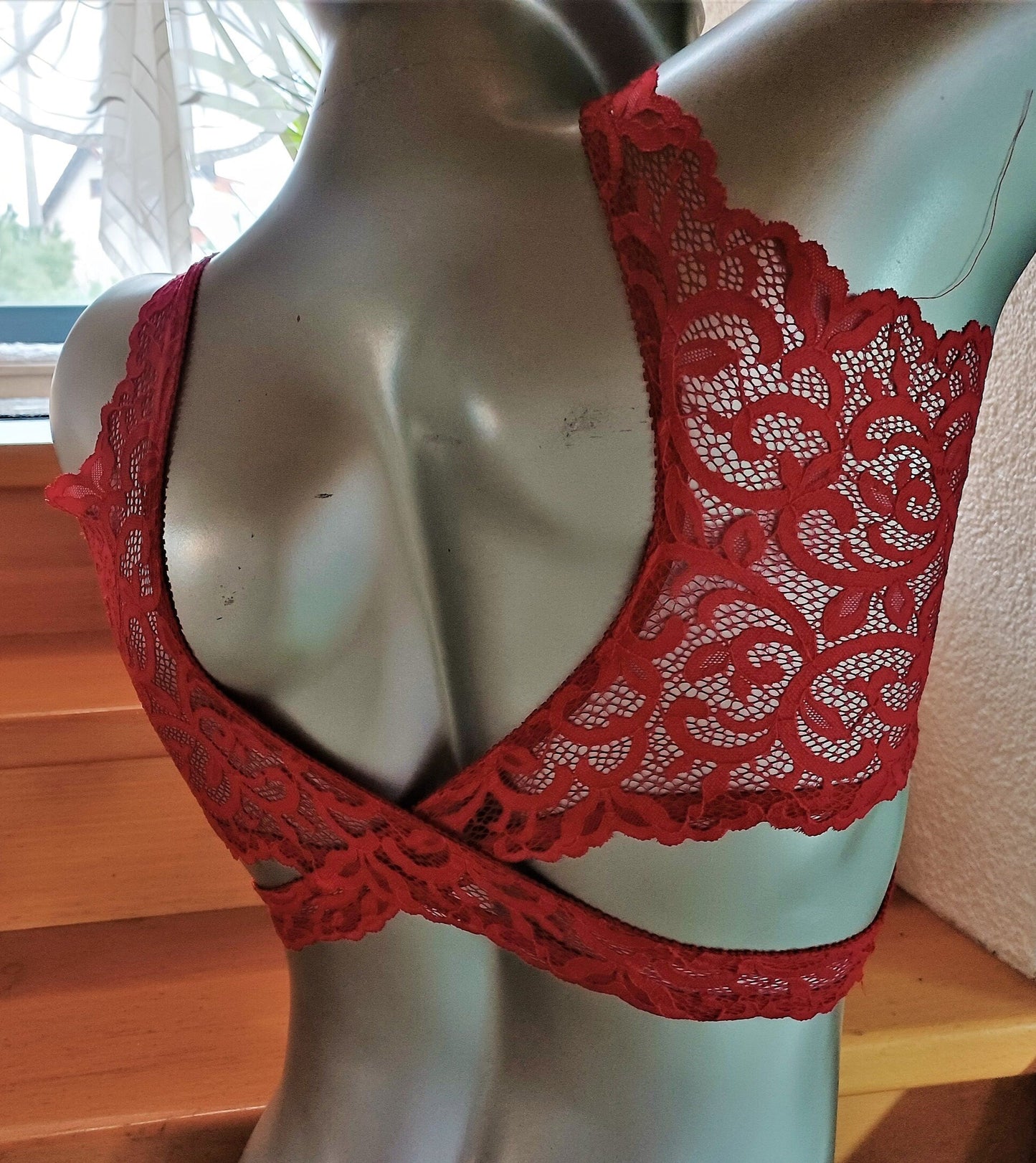 Elastisches, transparentes Bustier aus himbeerroter Spitze, mit einen sexy Look enganliegend und verführerisch. 2-teilig über Kreuz zu tragen.