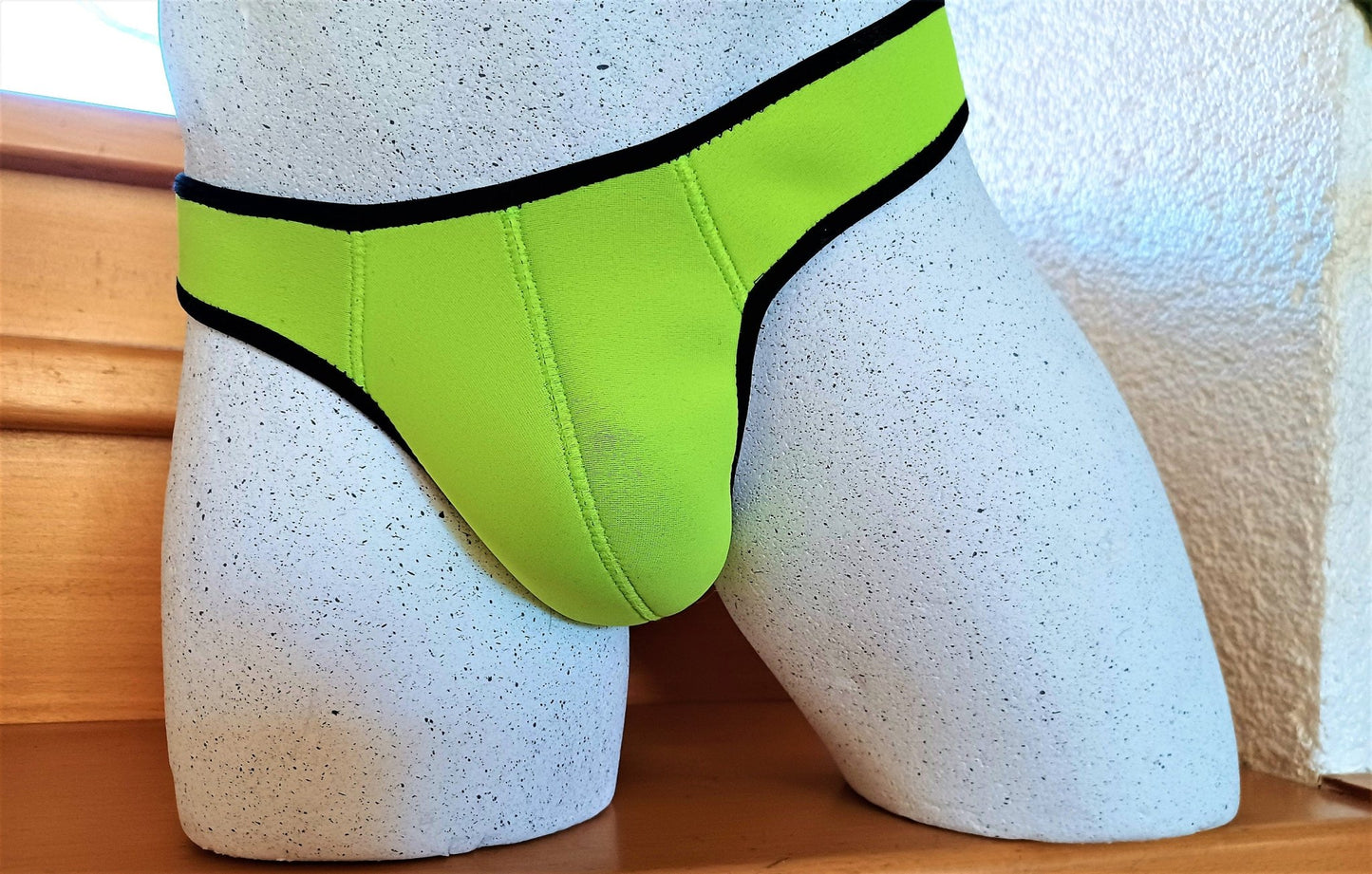 Neongelbe Herren Bade - String echtes 3mm NEOPREN Tauchsport - SEXSENSE