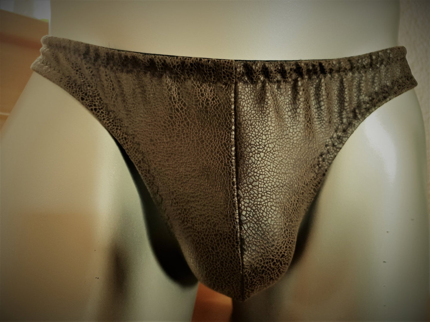 LETZTER ARTIKEL Leder Herren String Badehose Suede Waschleder in olivegrün - SEXSENSE