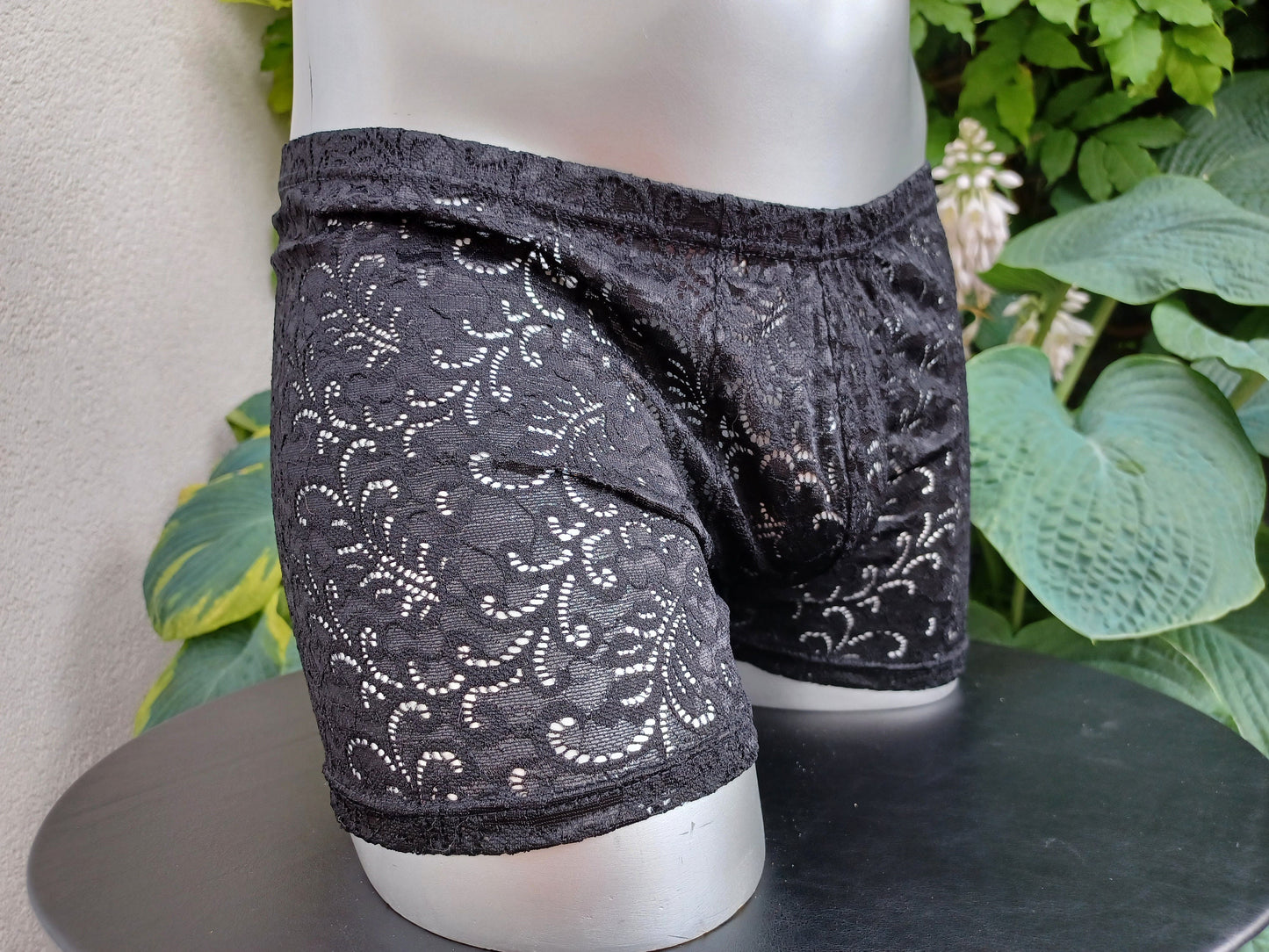 Edle, feminine Boxershorts in schwarz aus elastischer transparenter Spitze. Der Bund und die Beinabschlüsse sind gerader Saum ohne Bogenabschlusskante