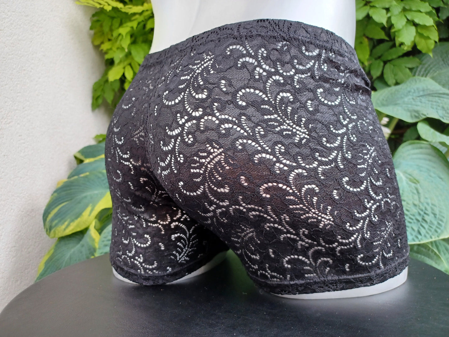 Edle, feminine Boxershorts in schwarz aus elastischer transparenter Spitze. Der Bund und die Beinabschlüsse sind gerader Saum ohne Bogenabschlusskante