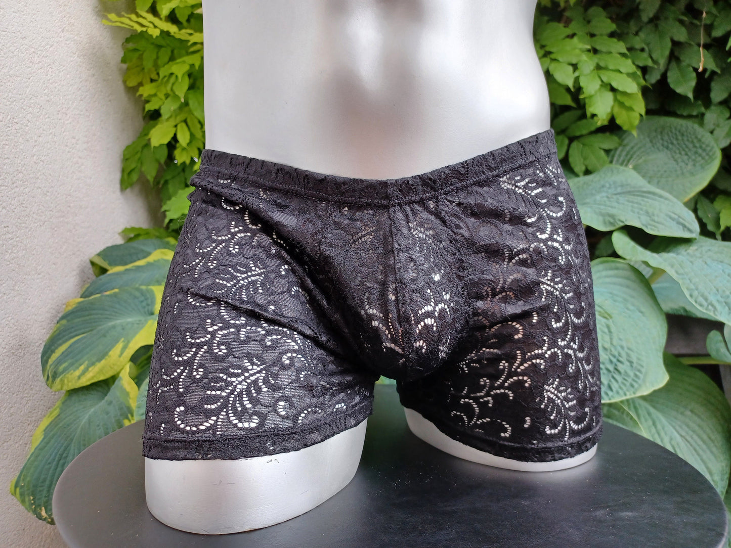 Edle, feminine Boxershorts in schwarz aus elastischer transparenter Spitze. Der Bund und die Beinabschlüsse sind gerader Saum ohne Bogenabschlusskante