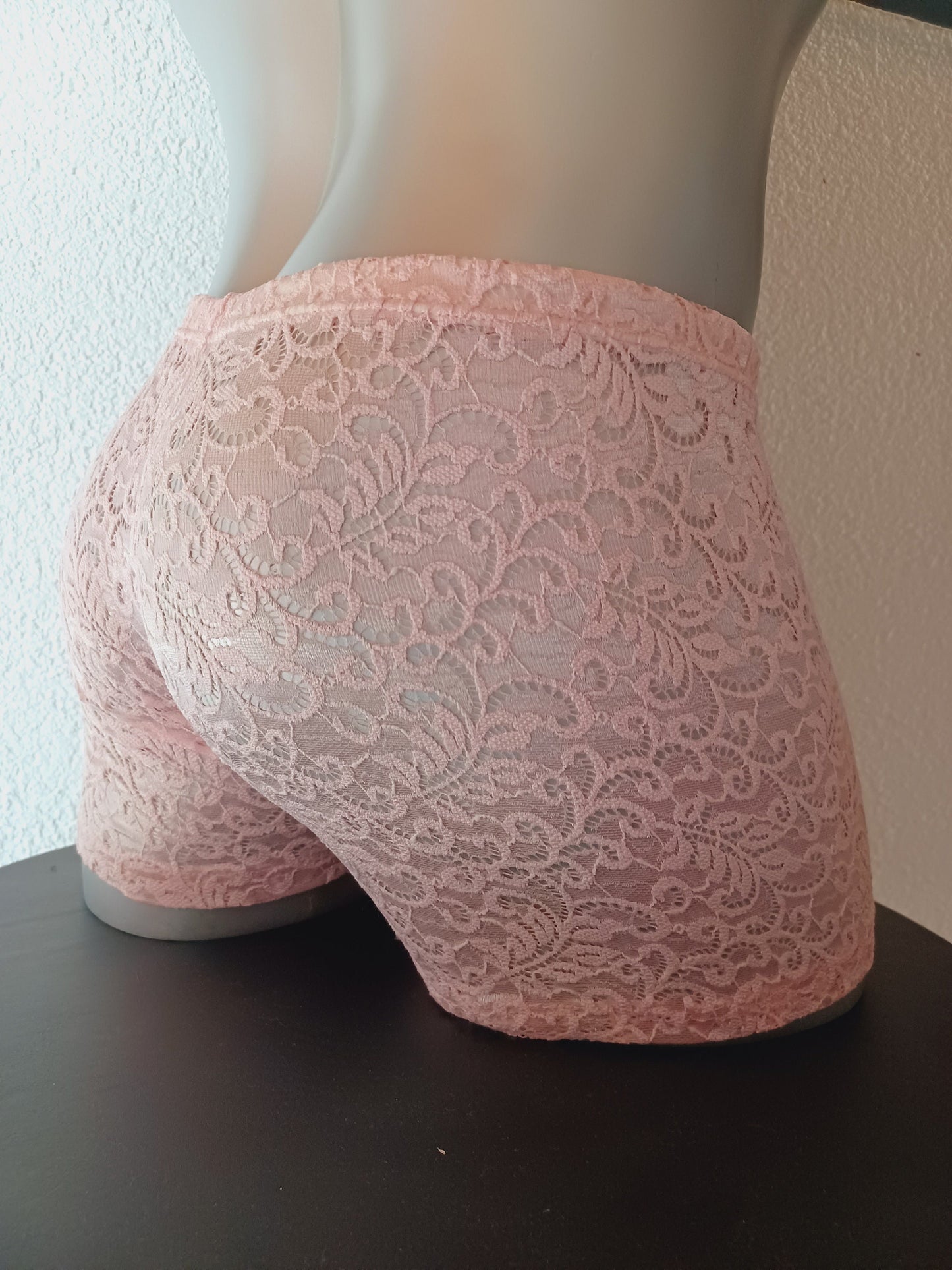 Edle, feminine Boxershorts in puder-rosa aus elastischer transparenter Spitze. Der Bund und die Beinabschlüsse sind gerader Saum ohne Bogenabschlusskante